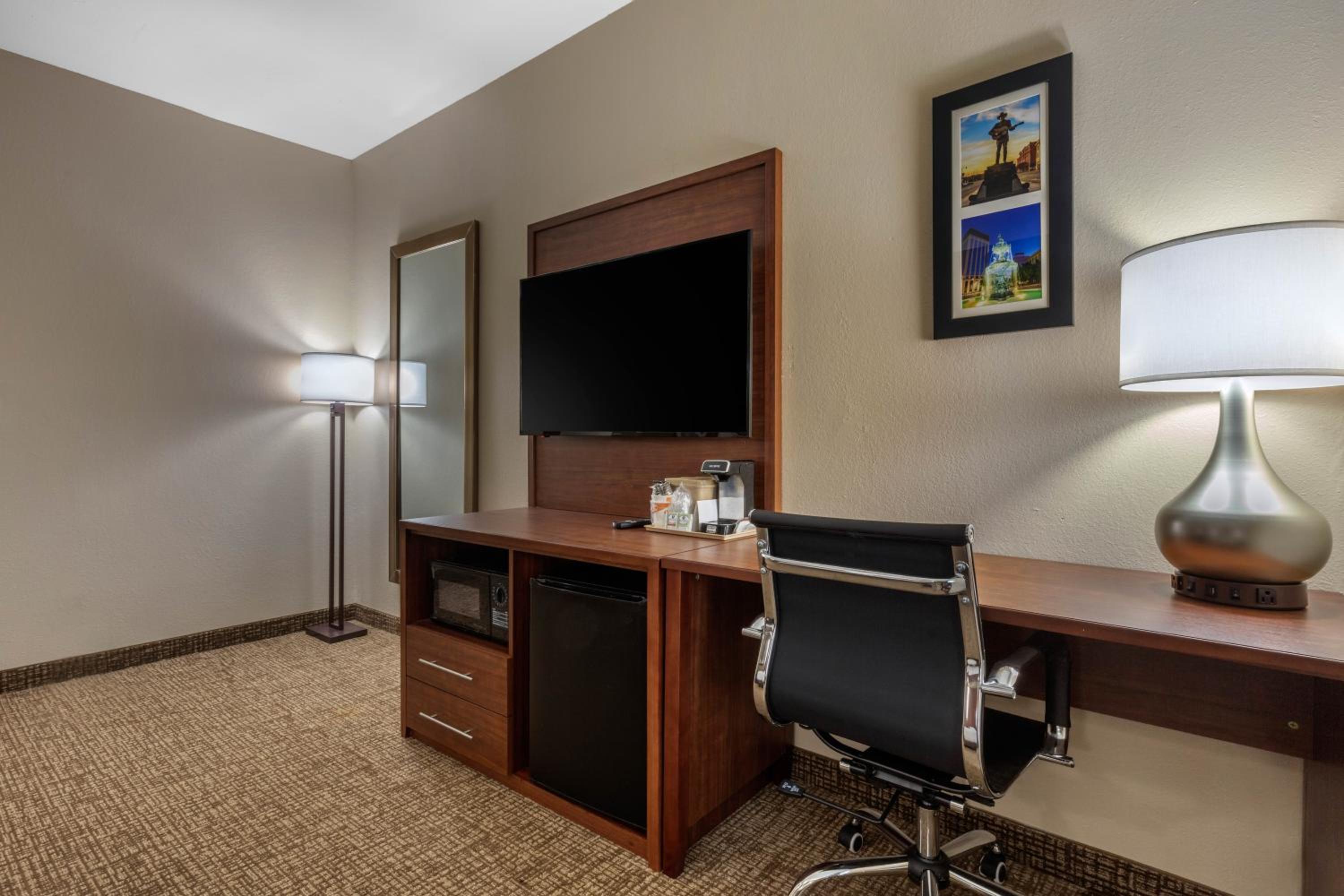 King Suite - Non-Smoking - Photo 8