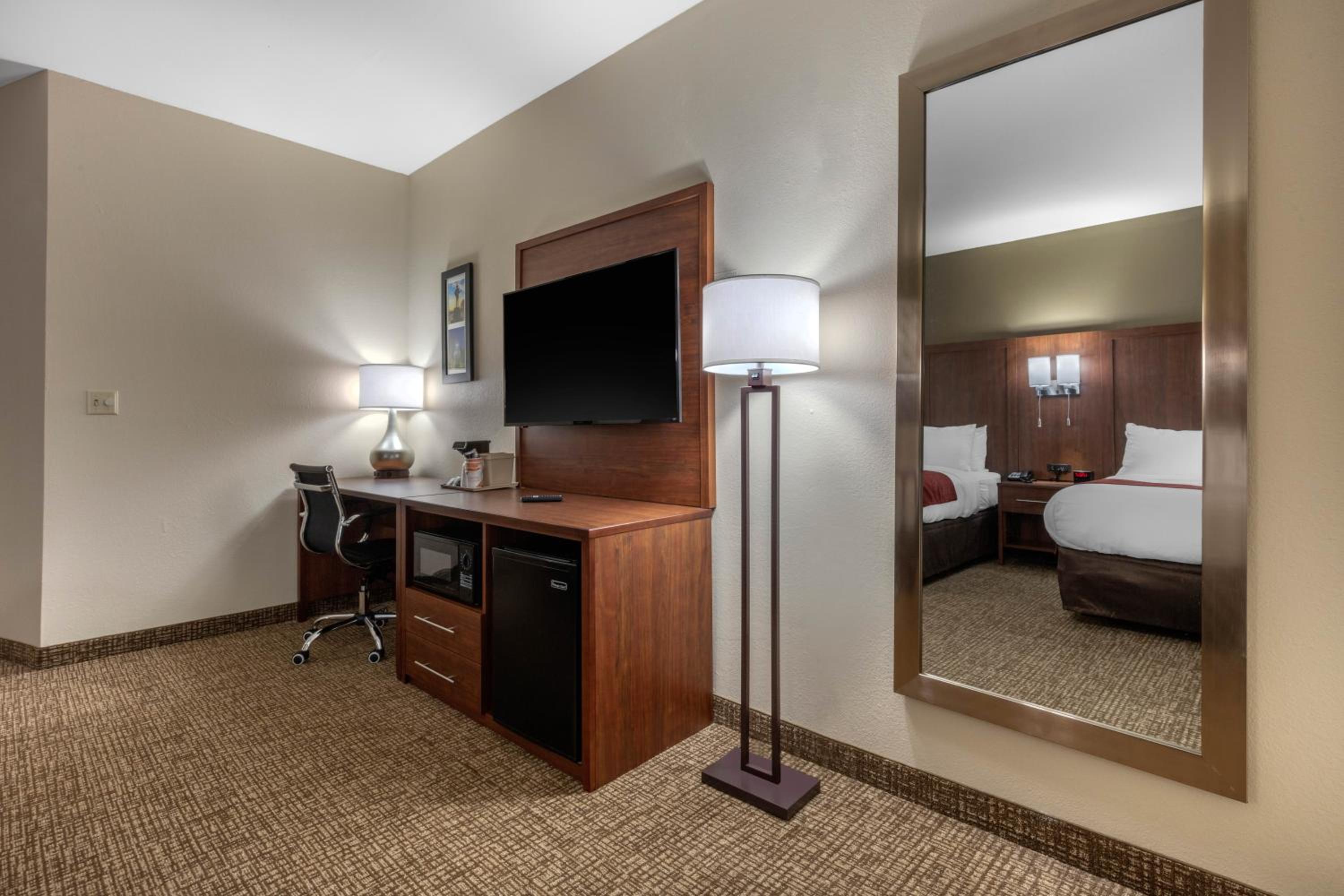 Queen Suite with Two Queen Beds - Non-Smoking - Photo 4