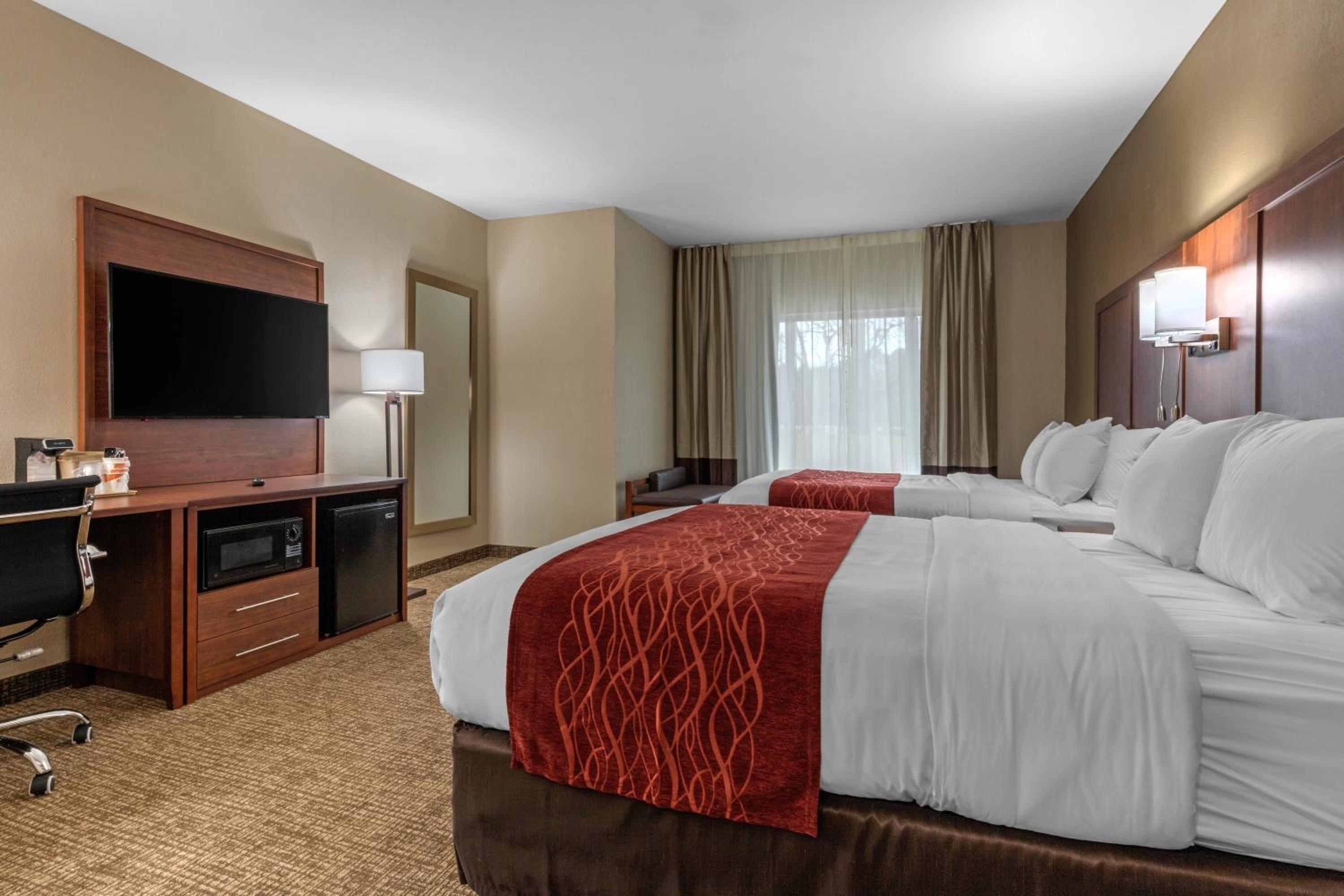 Queen Suite with Two Queen Beds - Non-Smoking - Photo 5