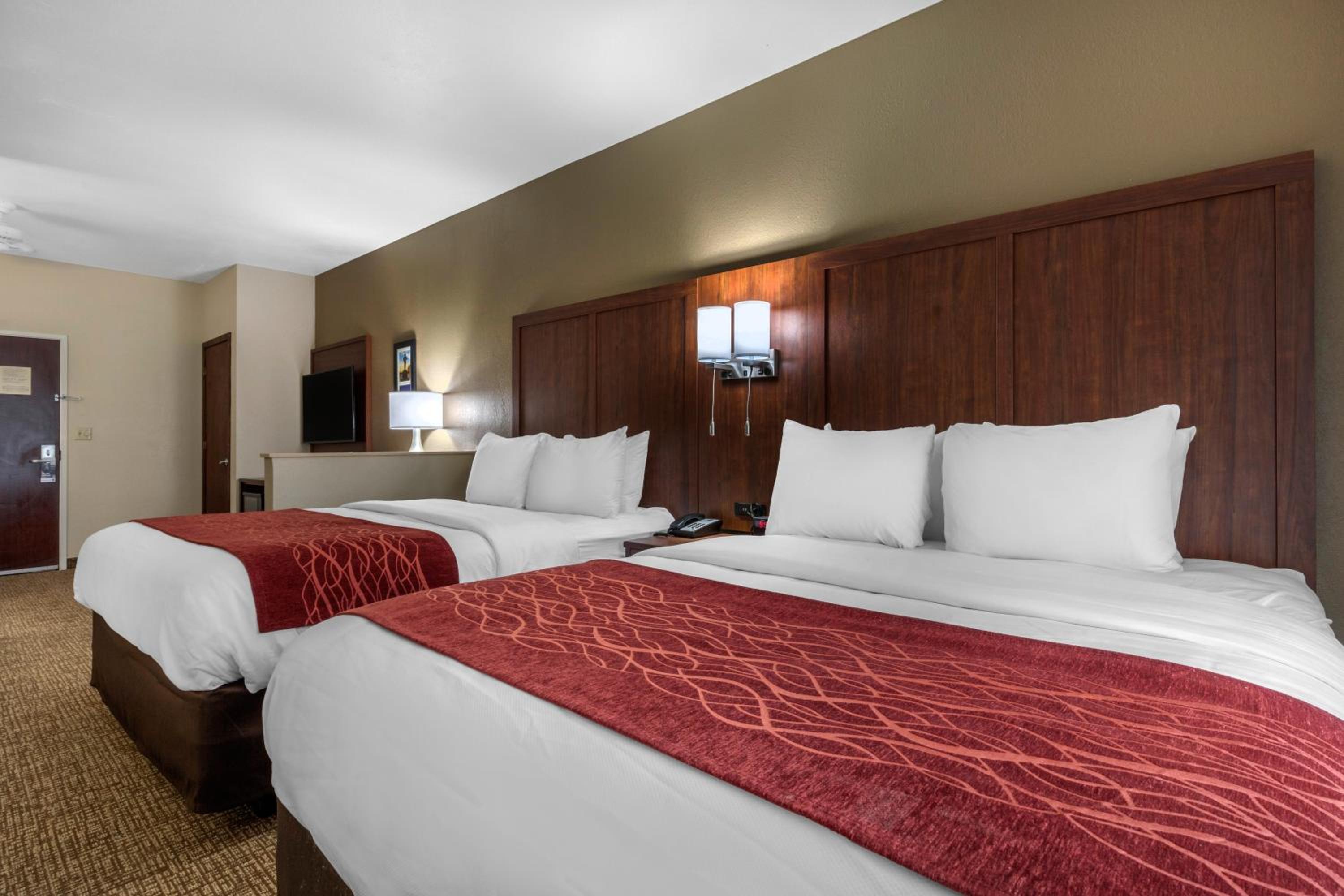 Queen Suite with Two Queen Beds - Non-Smoking - Photo 7