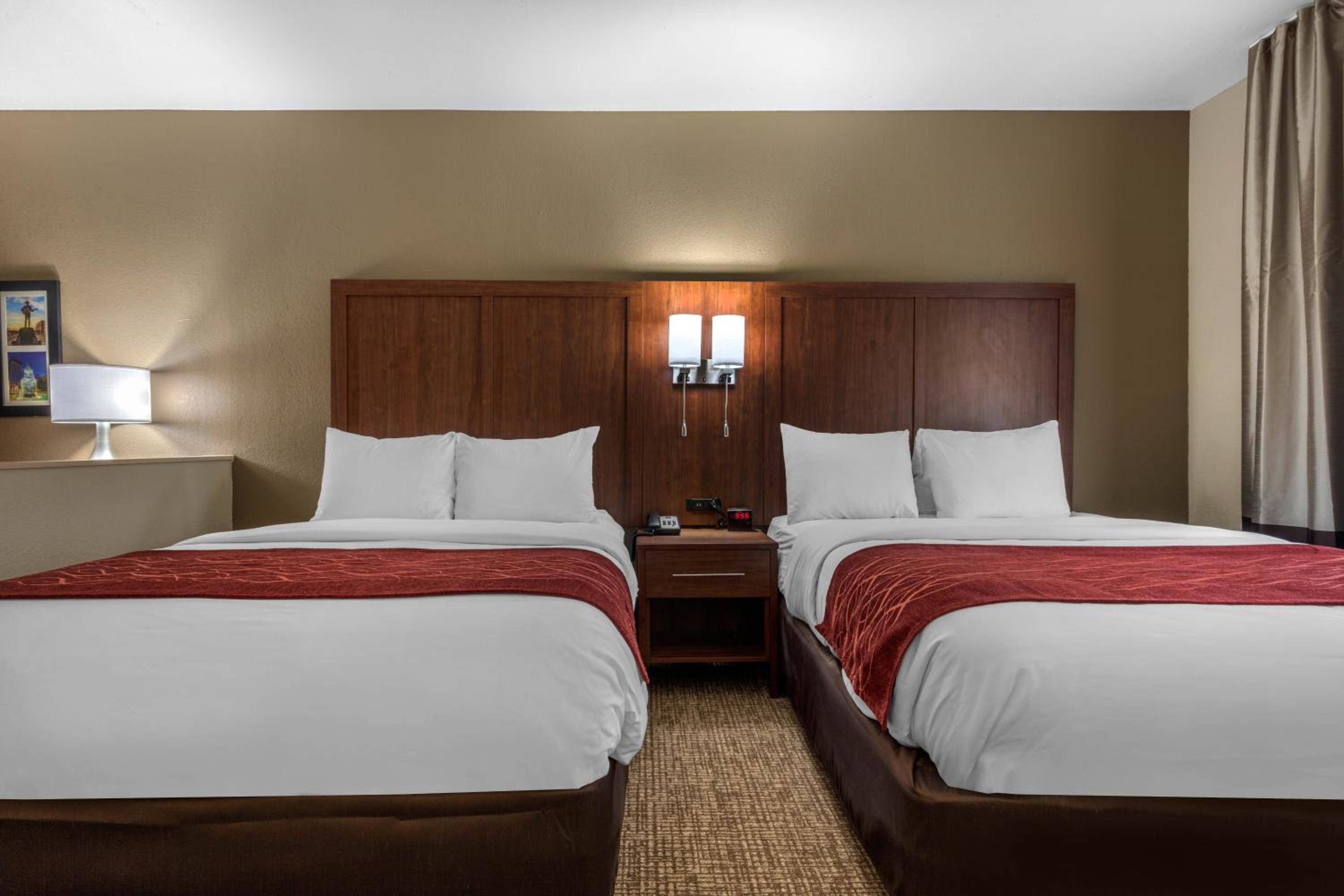Queen Suite with Two Queen Beds - Non-Smoking - Photo 8