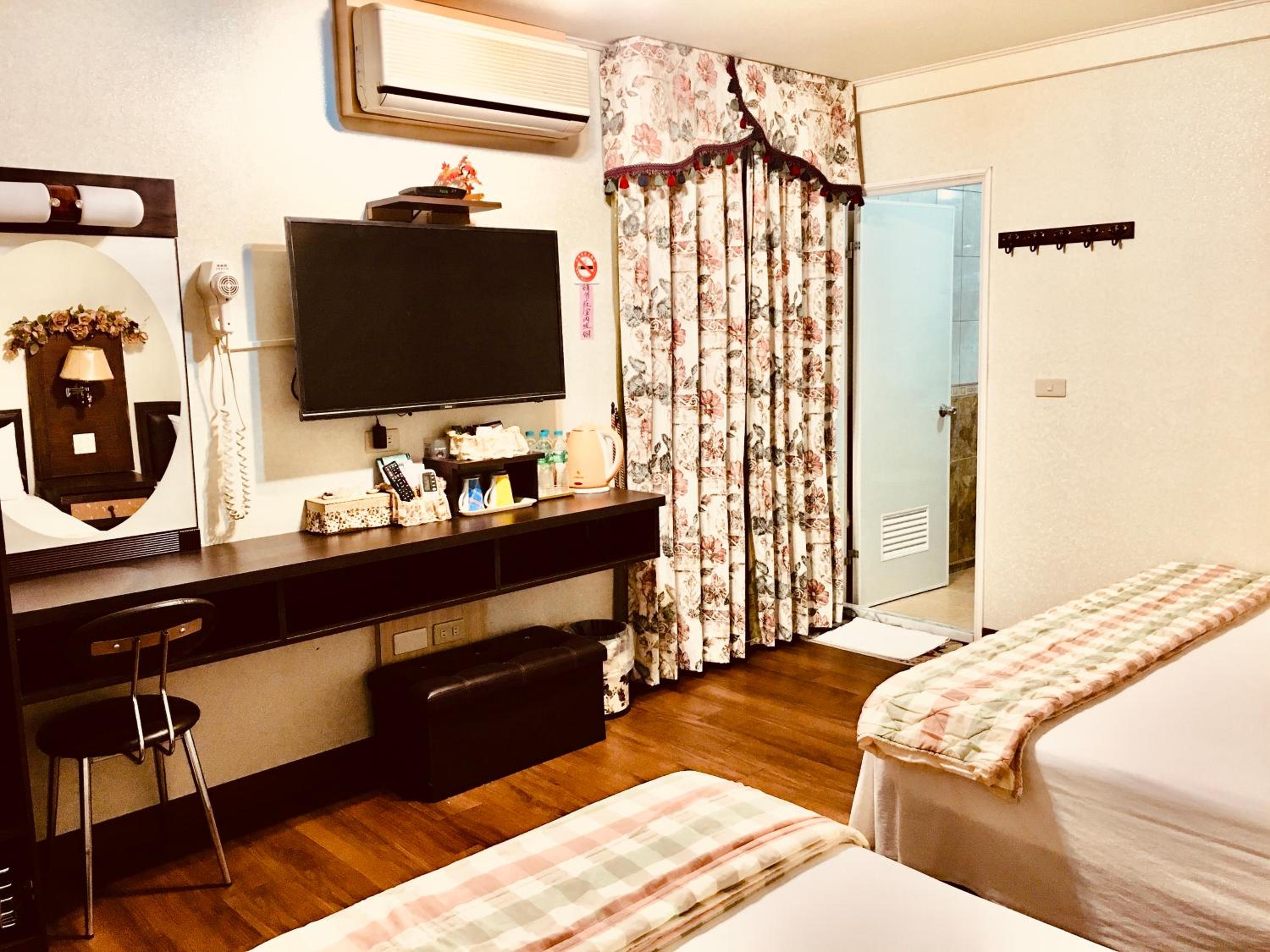 Quadruple Room with Private Bathroom photo 3