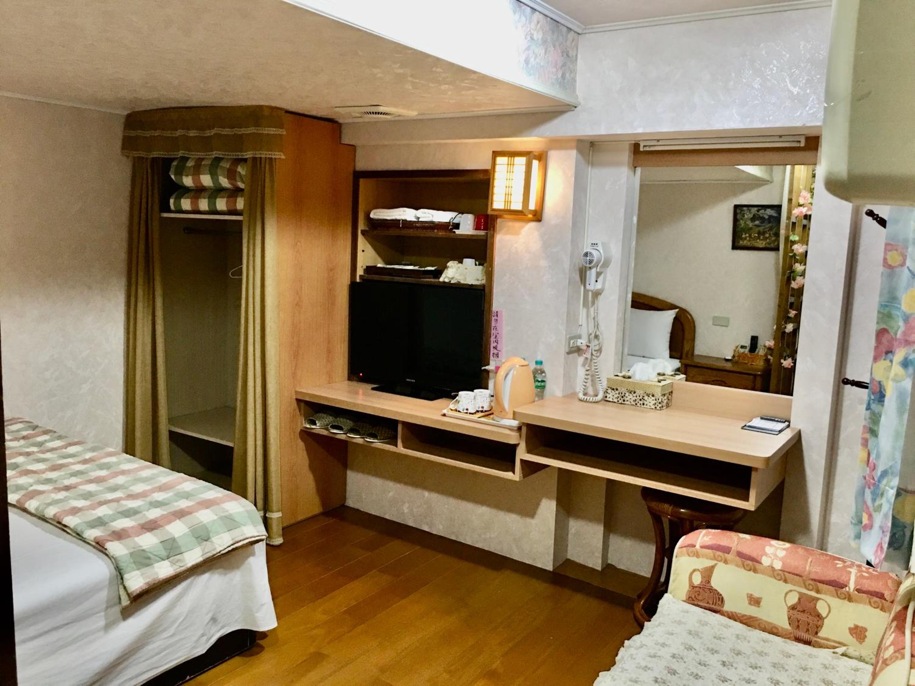 Double Room with Shared Bathroom photo 3