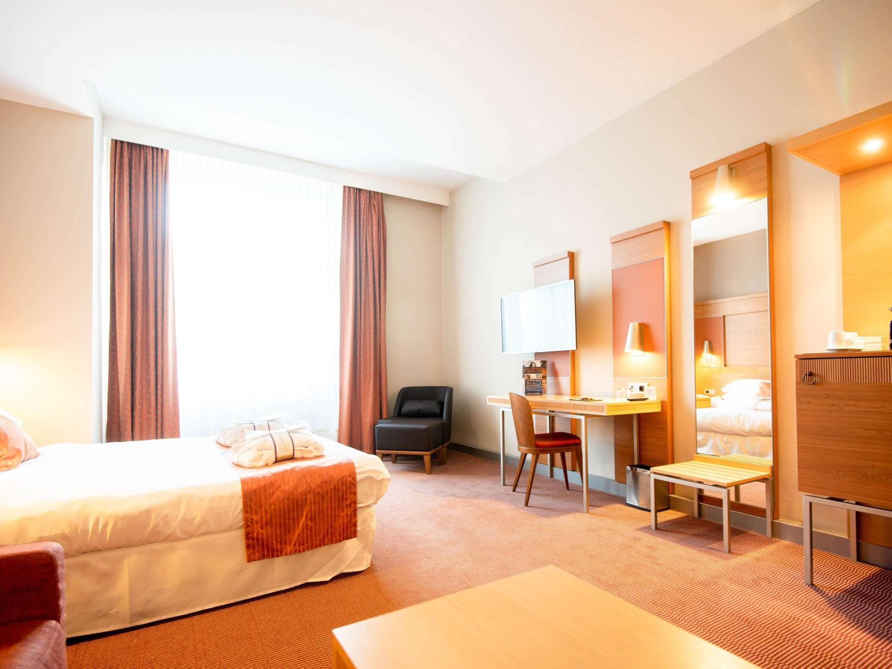 Privilege Superior Room with 2 Single Beds and Sofa - Photo 10