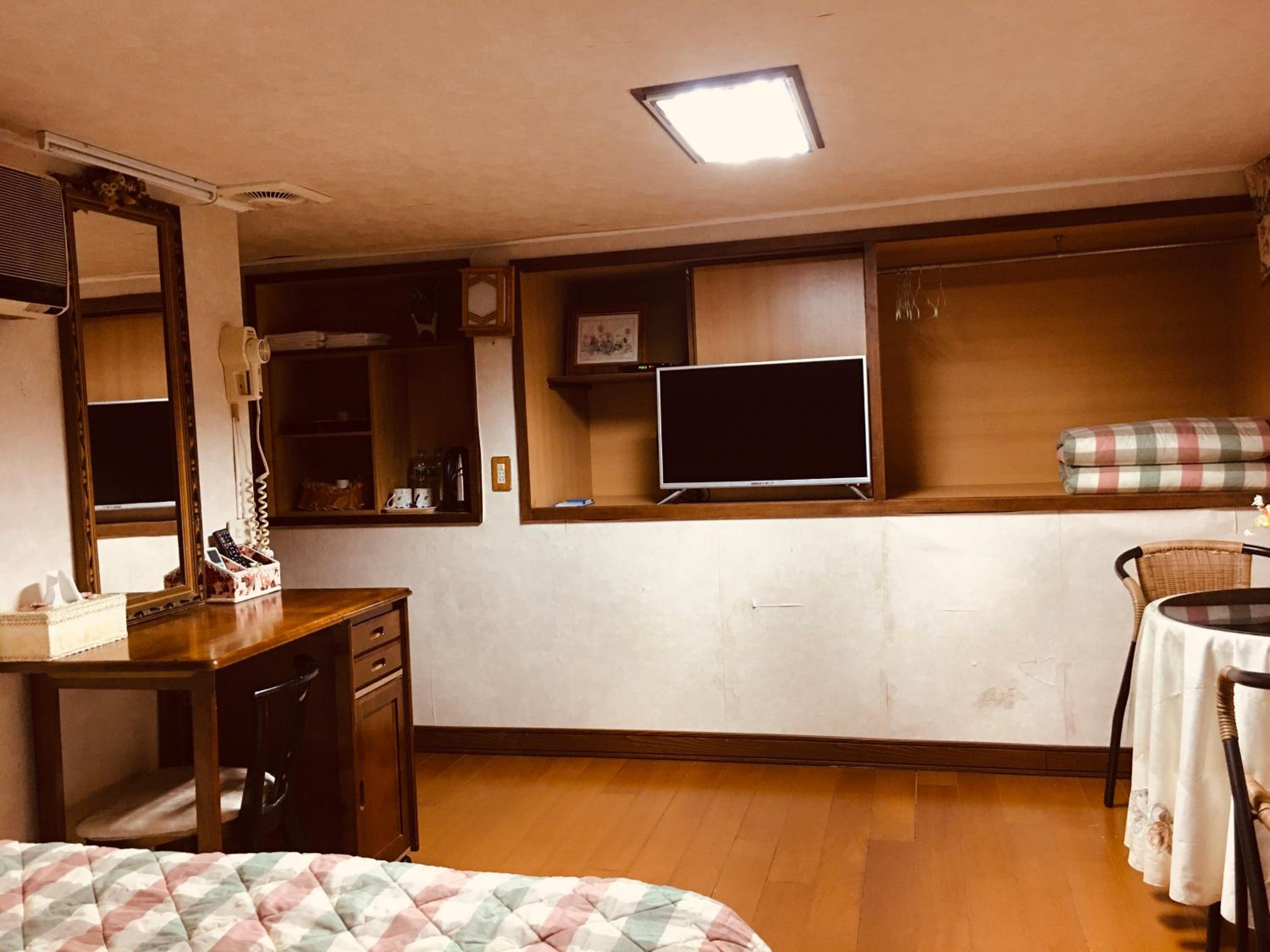 Double Room with Shared Bathroom photo 1