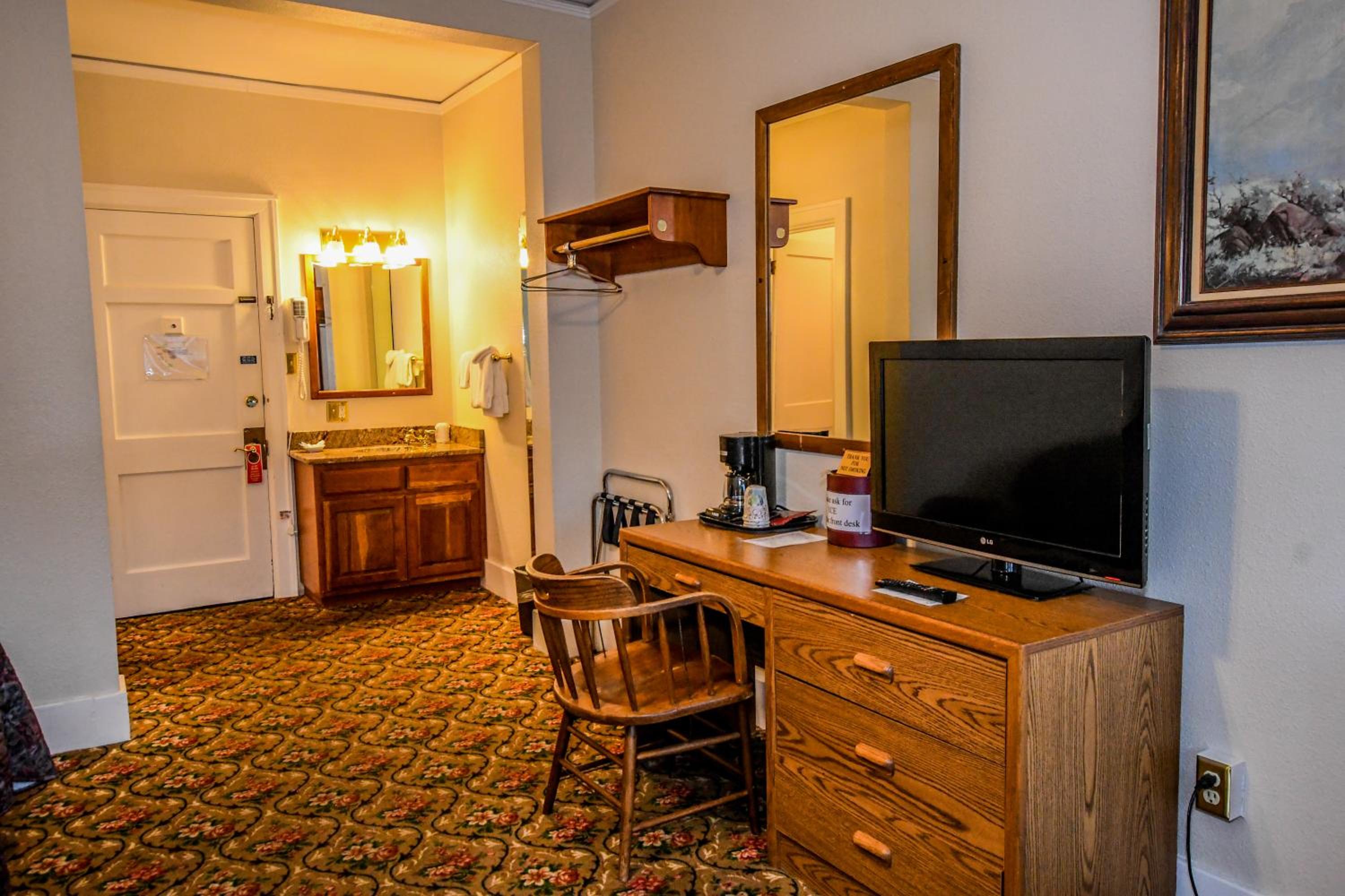 Standard Double Room with Two Double Beds photo 3