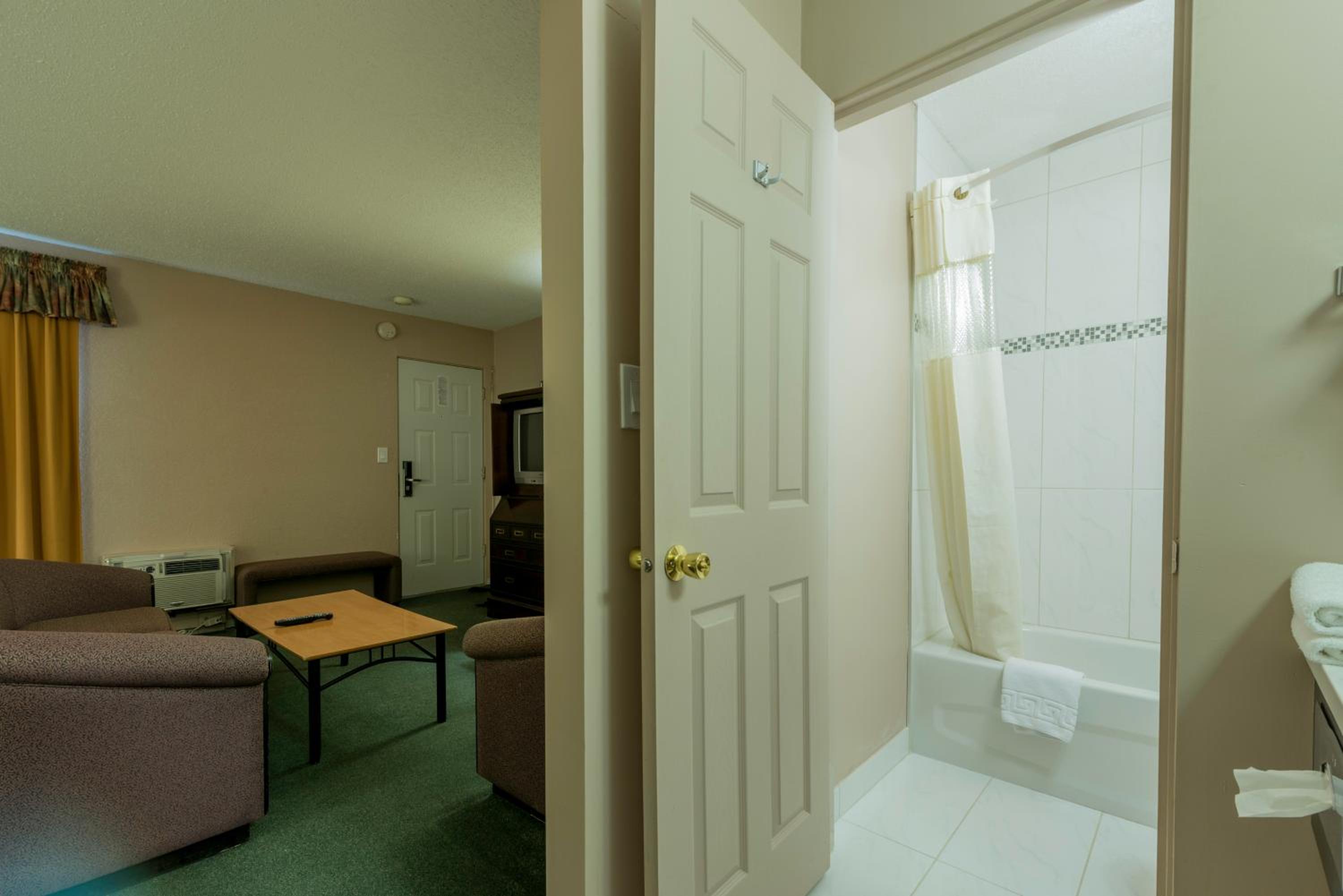 King Suite- Non-Smoking - Photo 8