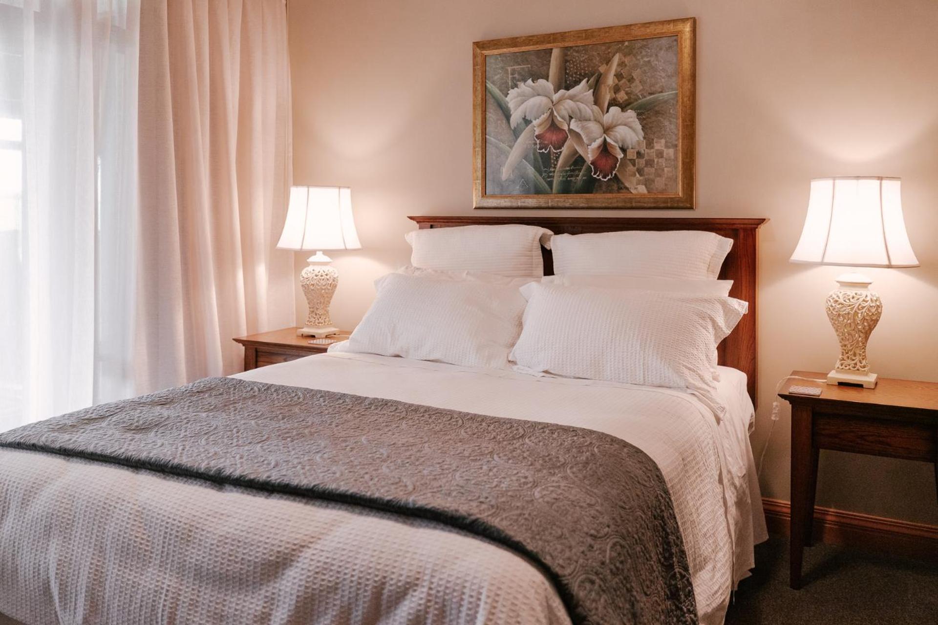 Queen Suite - Photo 1