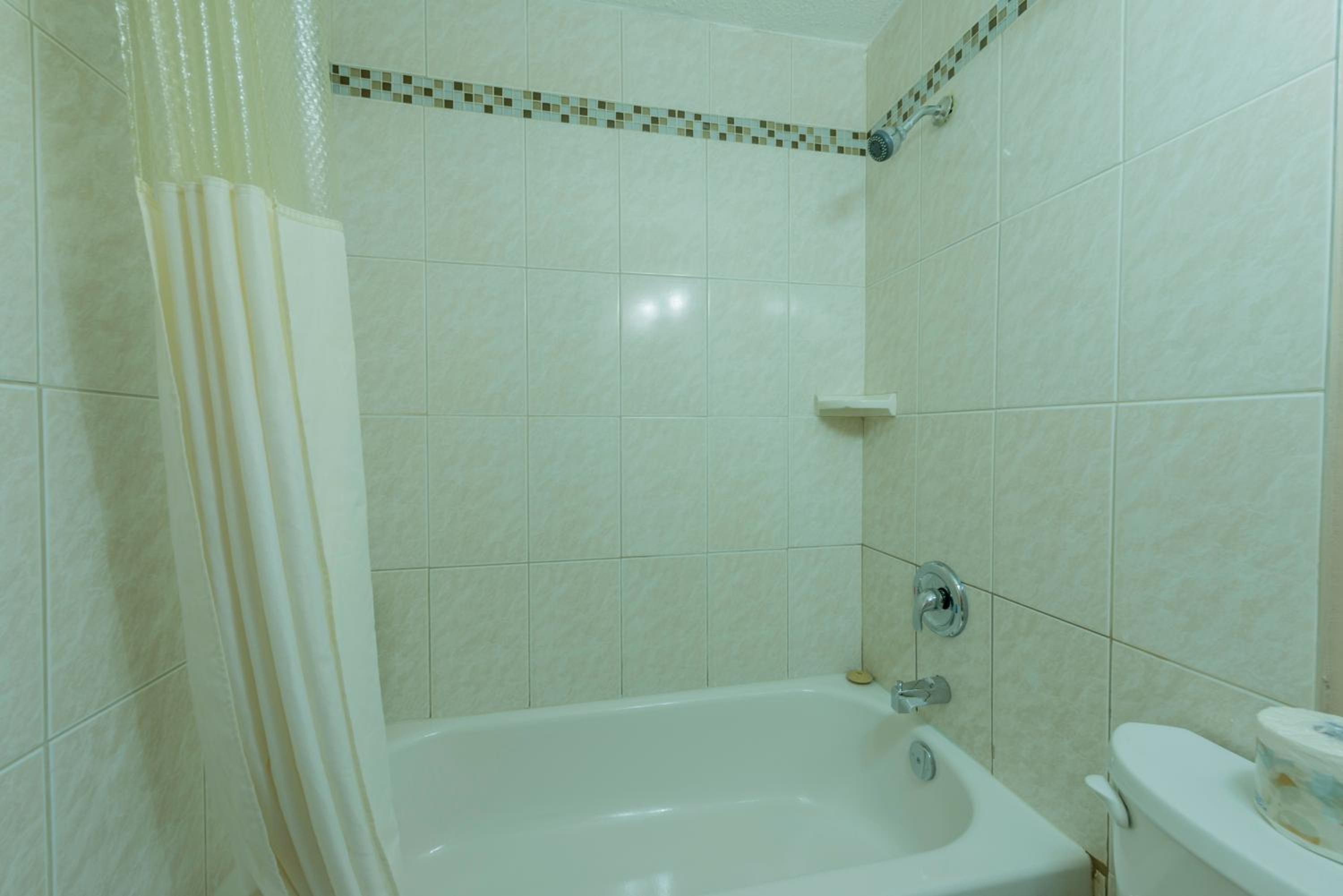Queen Room - Non-Smoking - Photo 13