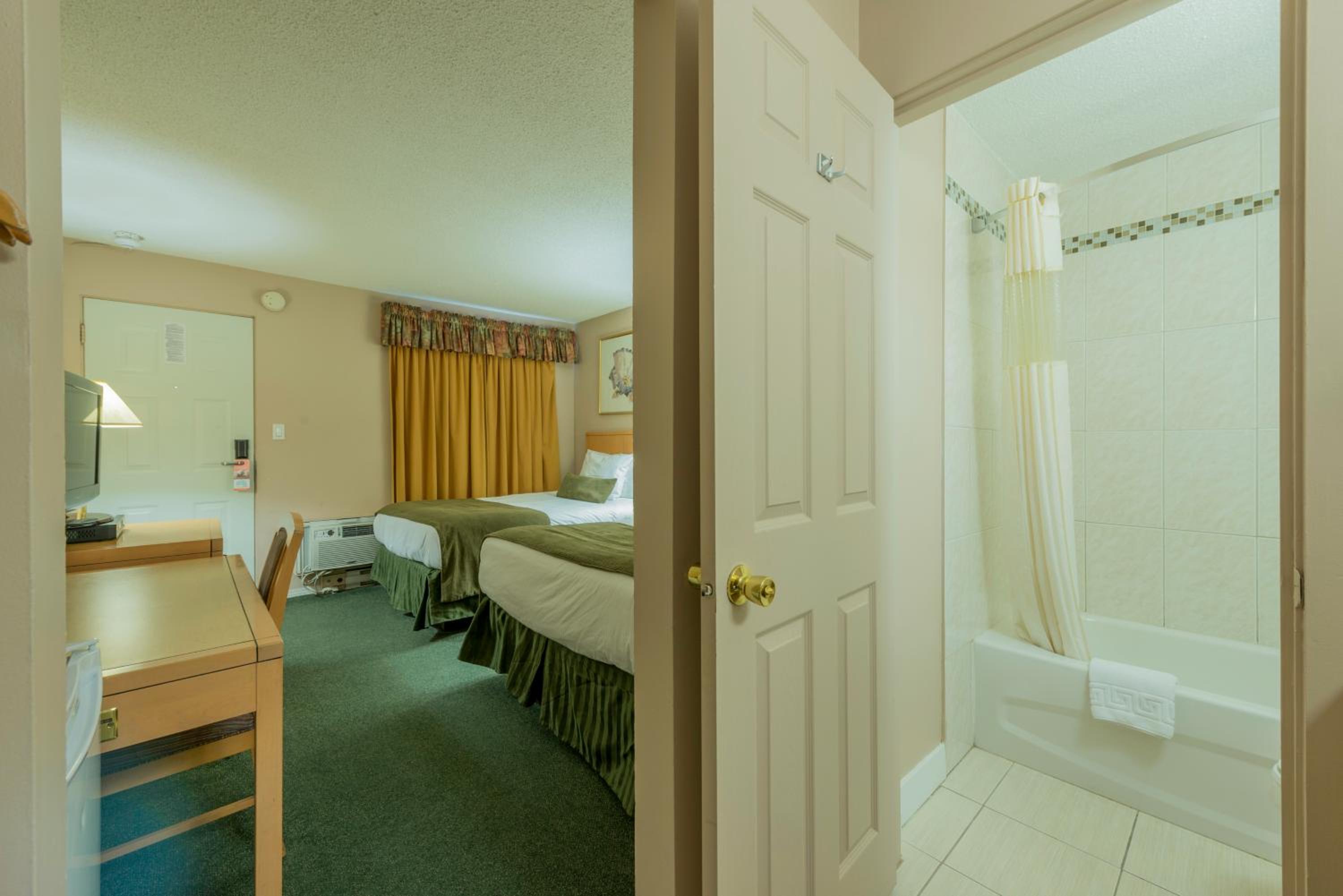Queen Room with Two Queen Beds - Non-Smoking - Photo 6
