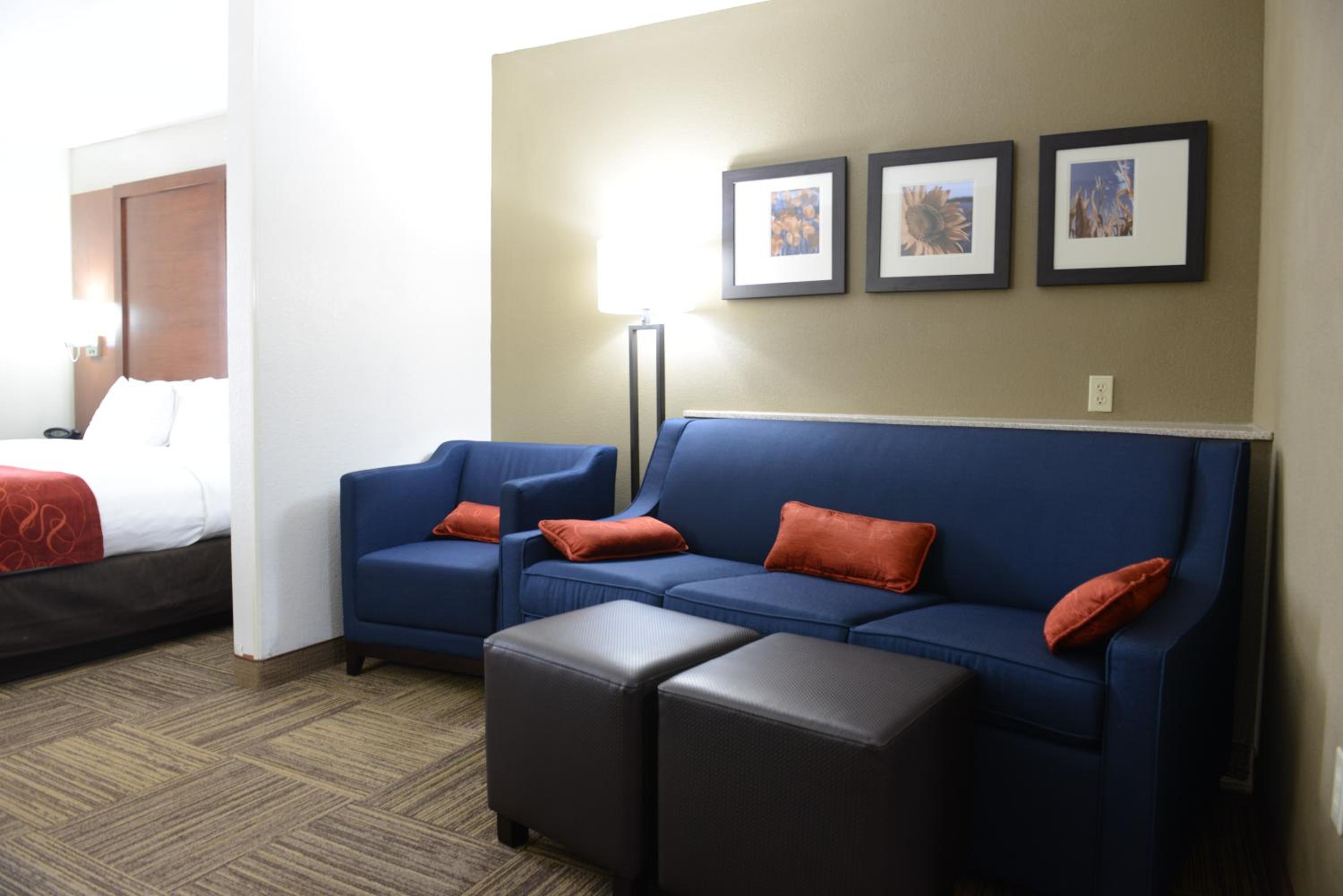 King Suite - Non-Smoking - Photo 7