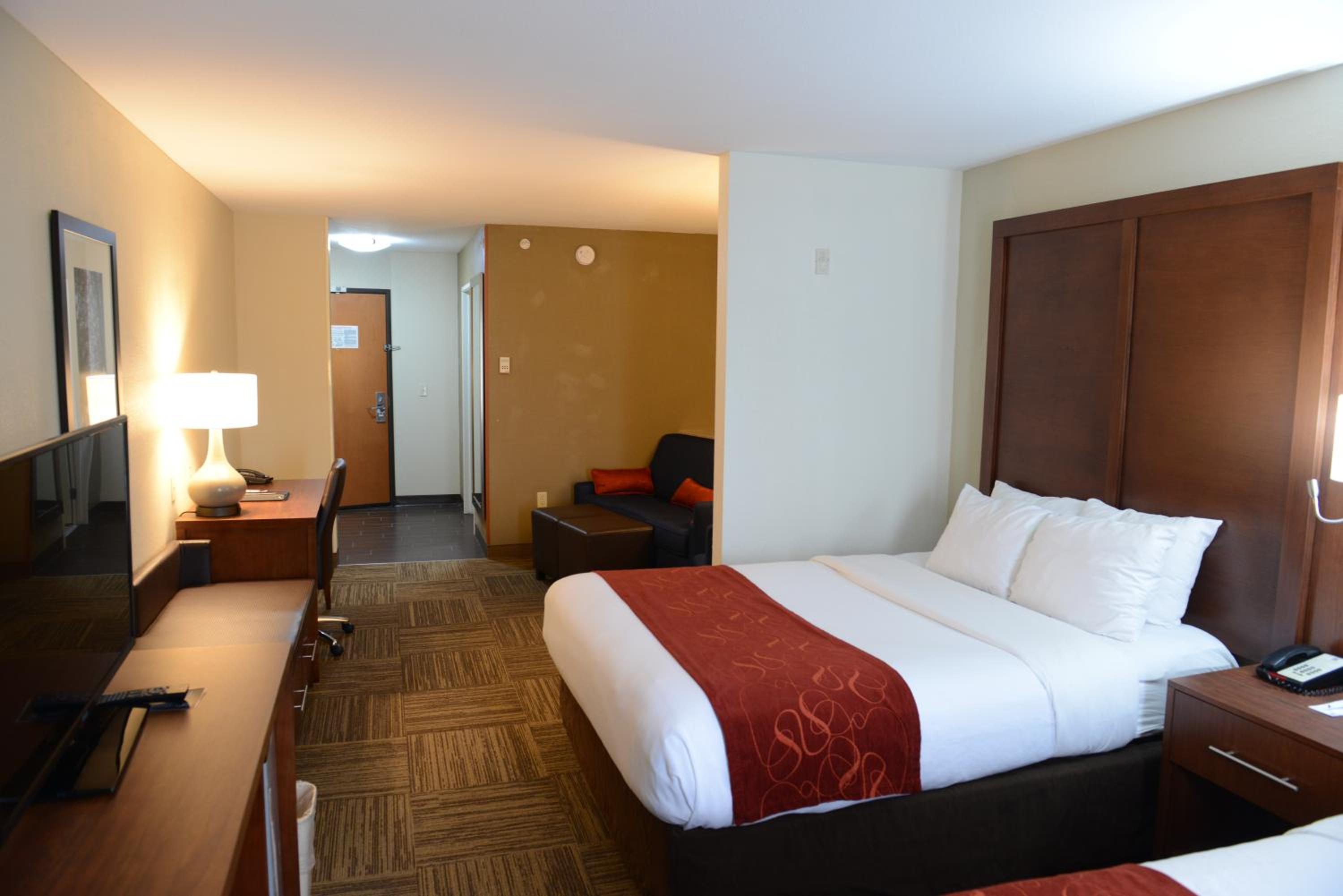 Queen Suite with Two Queen Beds - Non-Smoking - Photo 5