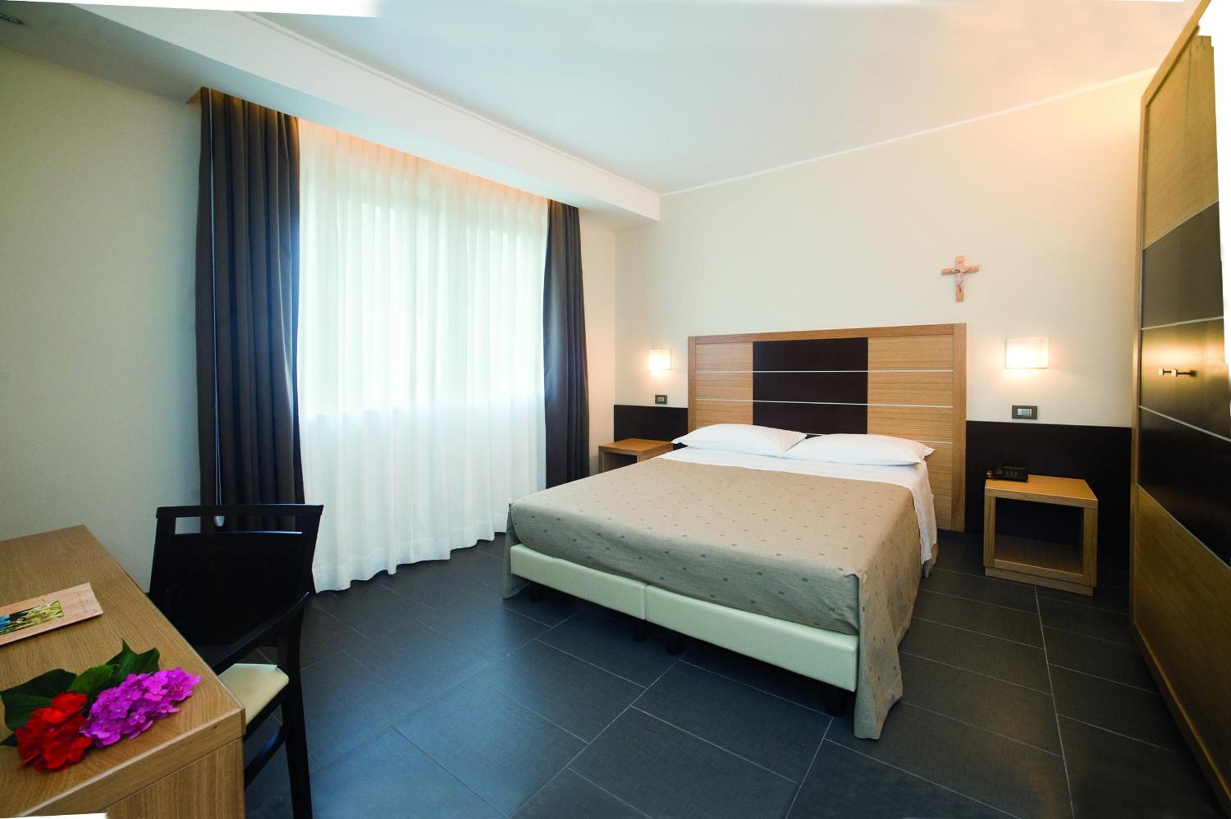 Standard Double or Twin Room - Photo 6