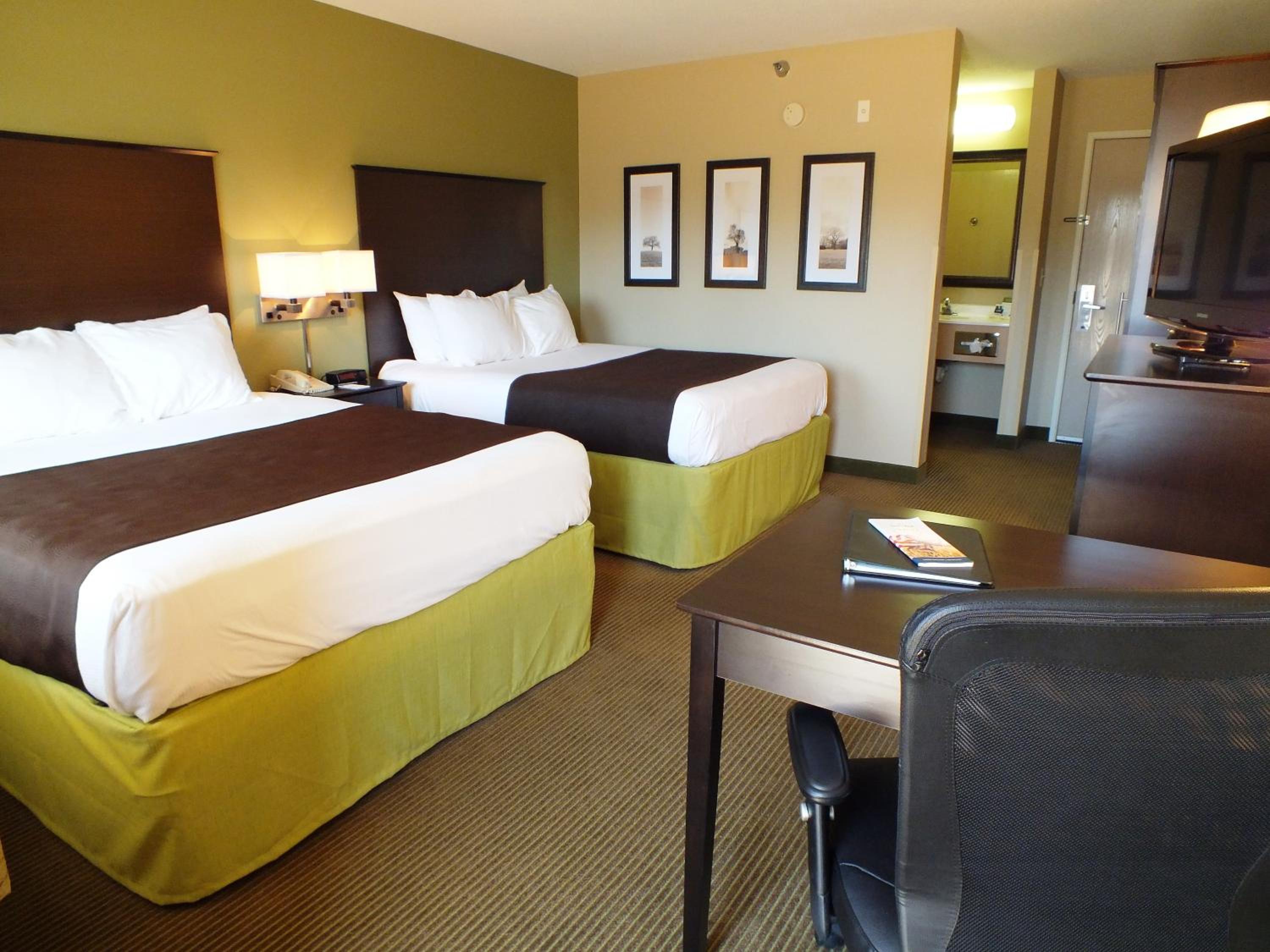 Queen Room with Two Queen Beds - Non-Smoking - Photo 4