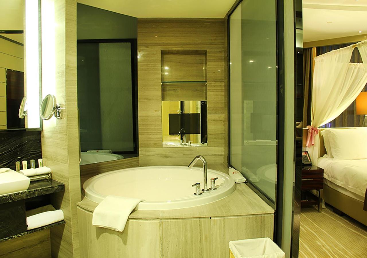 One-Bedroom King Suite - Non-Smoking - Photo 2