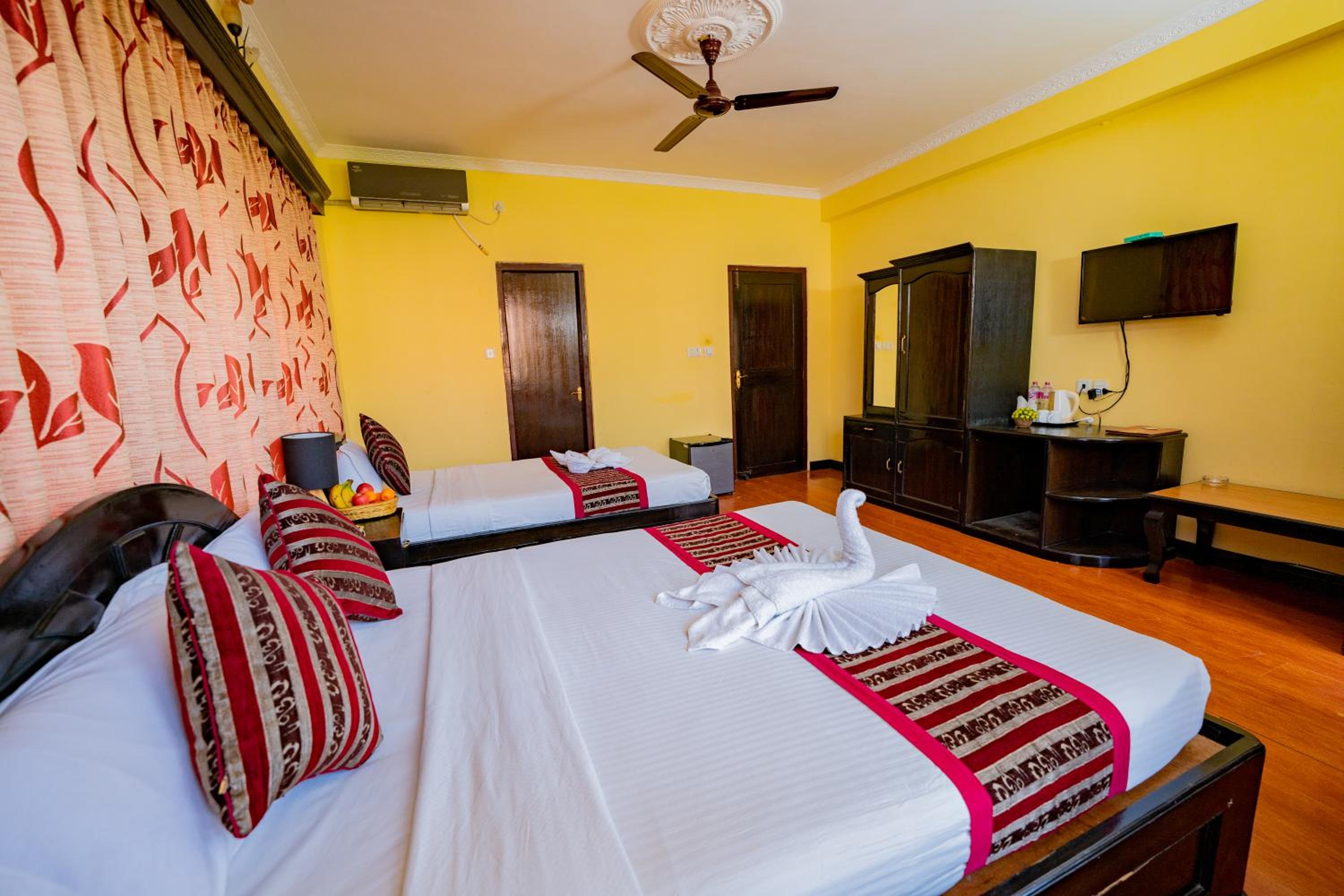 Deluxe Family Room - Photo 2