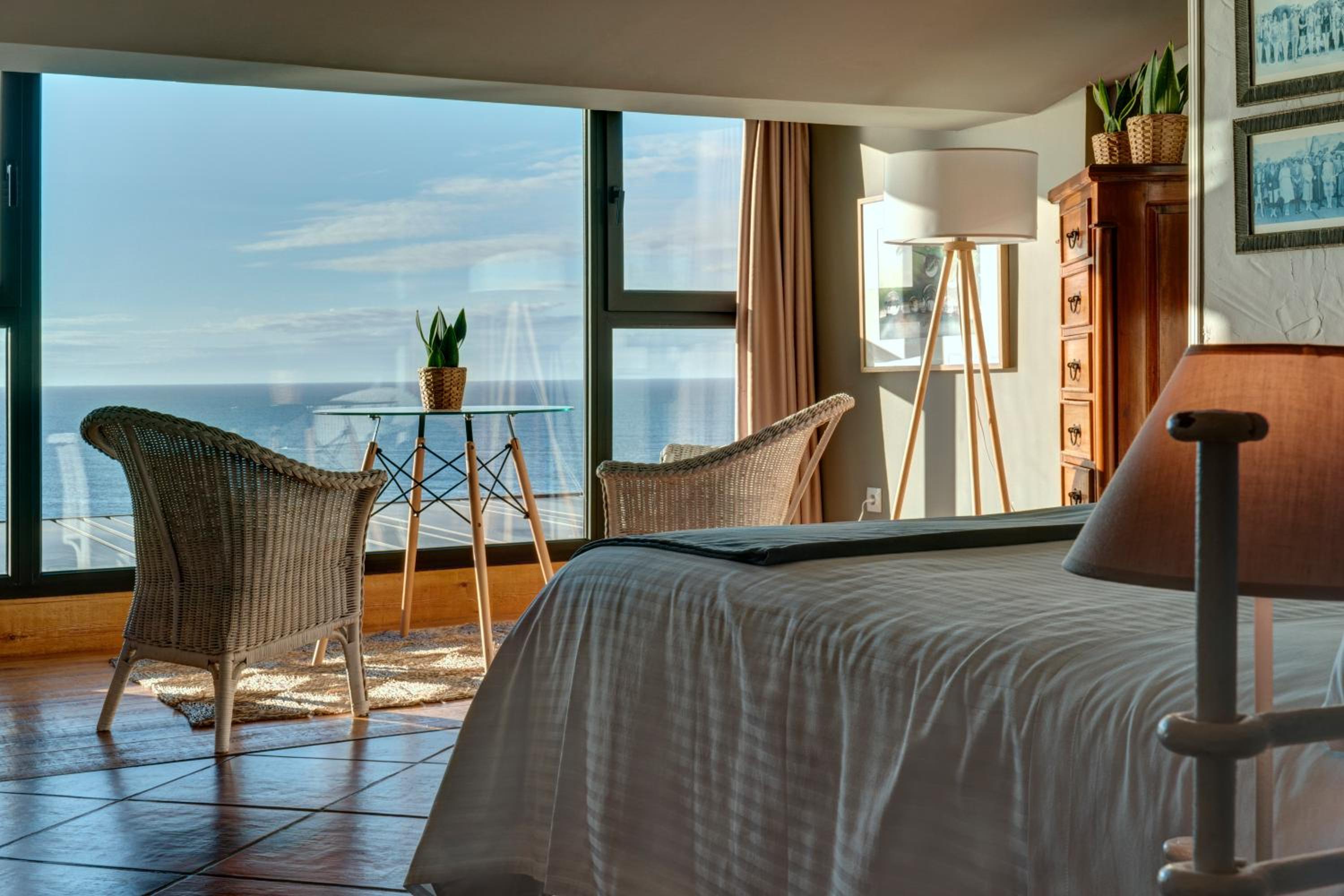 Double or Twin Room with Sea View - Photo 4