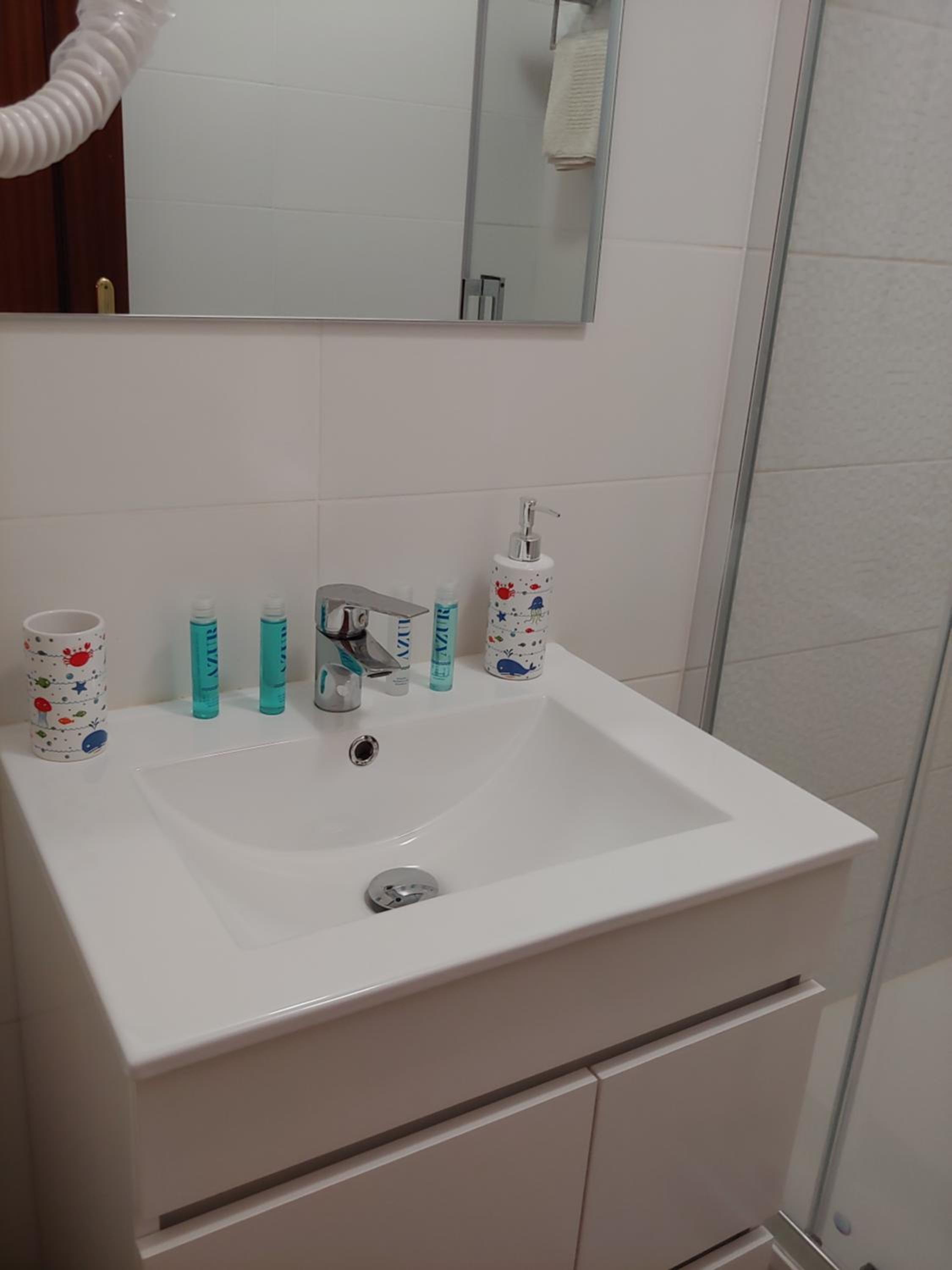 Double Room with Private Bathroom - Photo 3