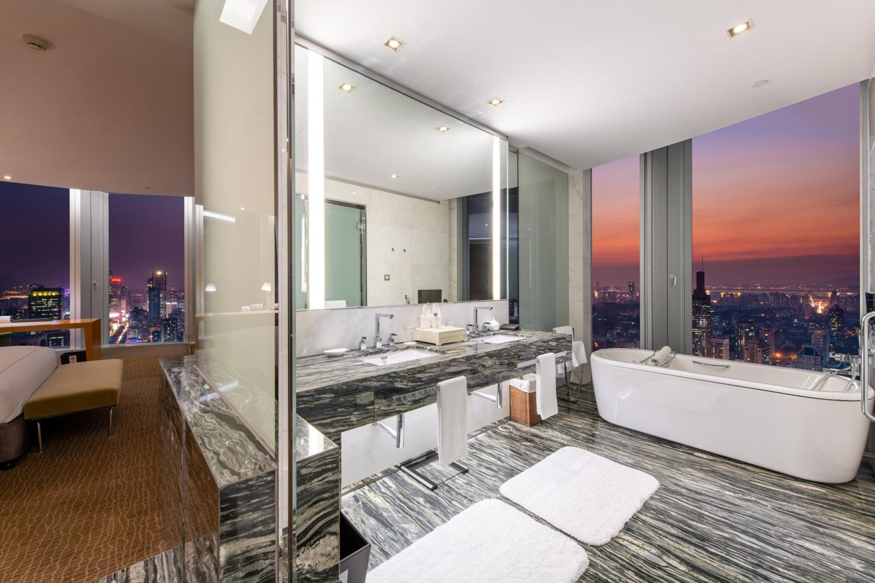 One-Bedroom King Suite with Lake View - Photo 3