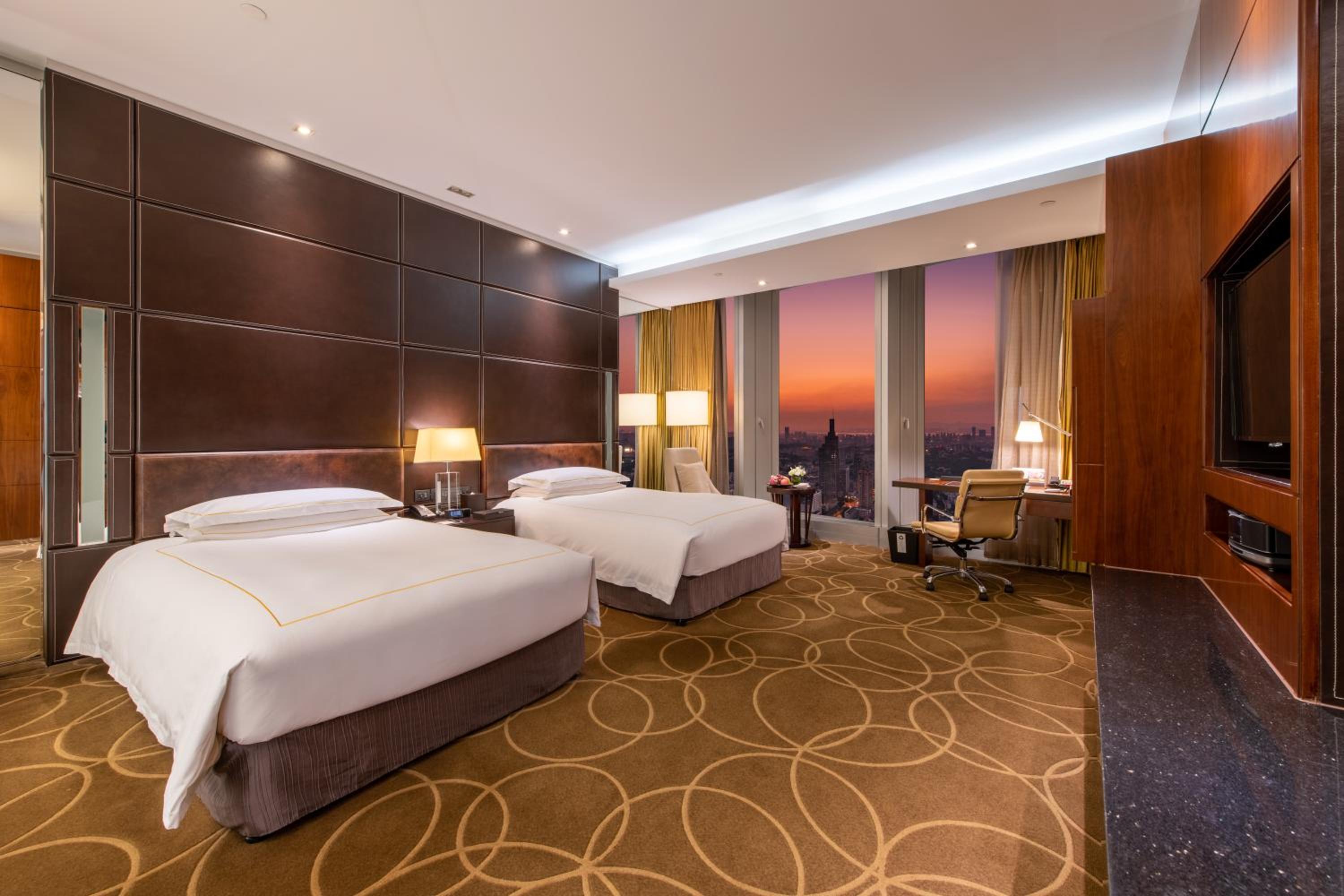 Classic Double Room with Two Double Beds and City View - Photo 5