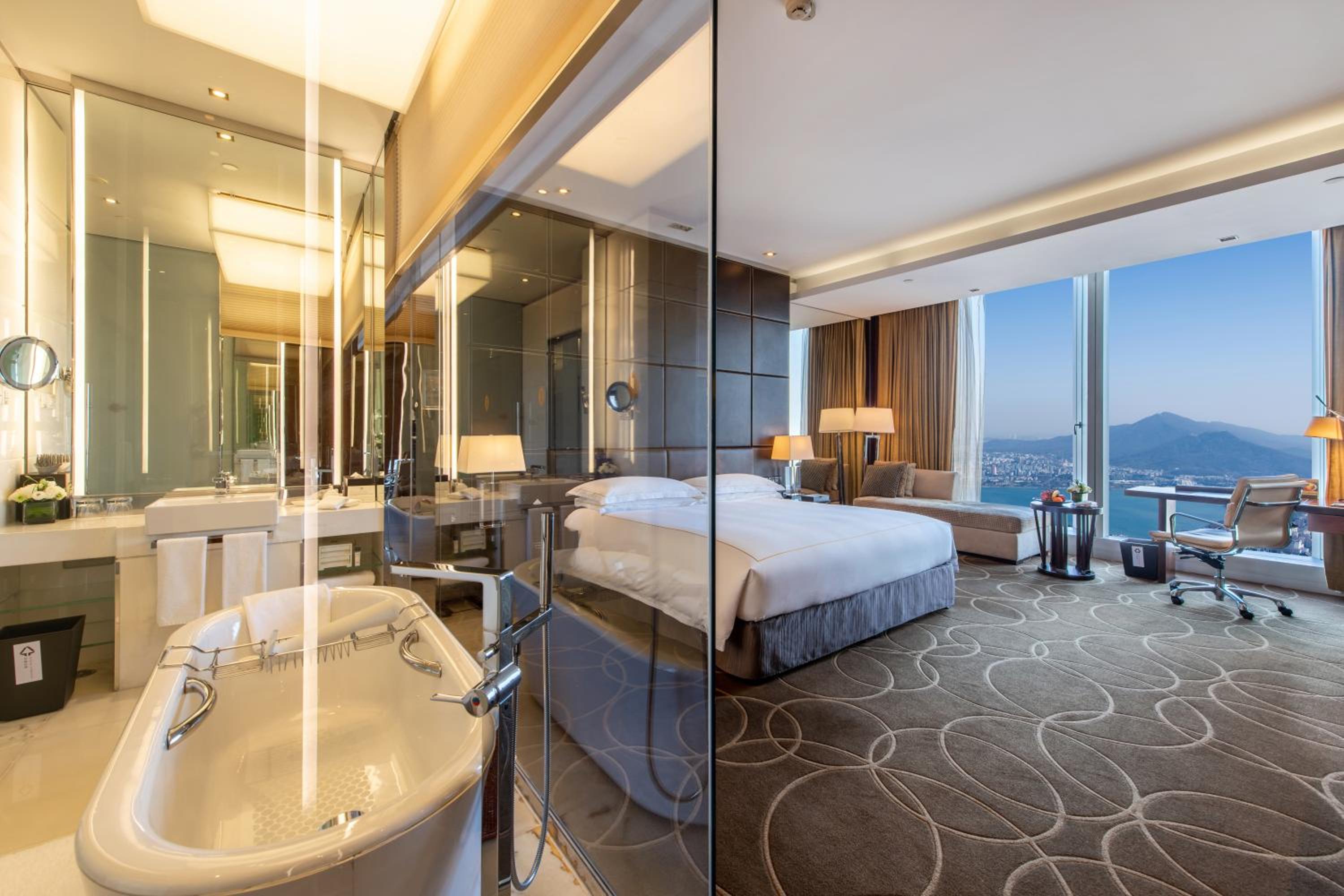 Classic King Room with Lake View - Photo 1
