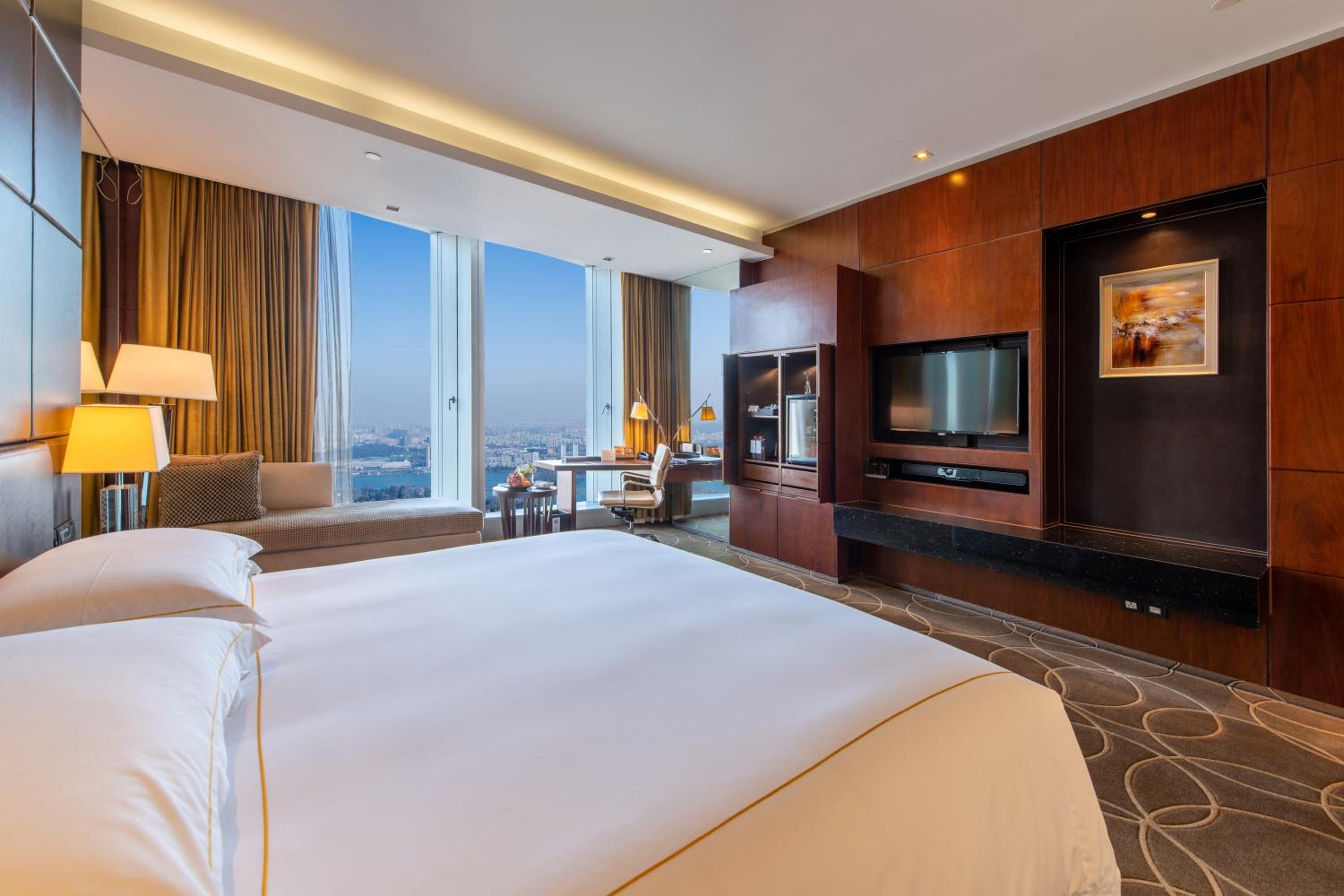 Classic King Room with Lake View - Photo 4