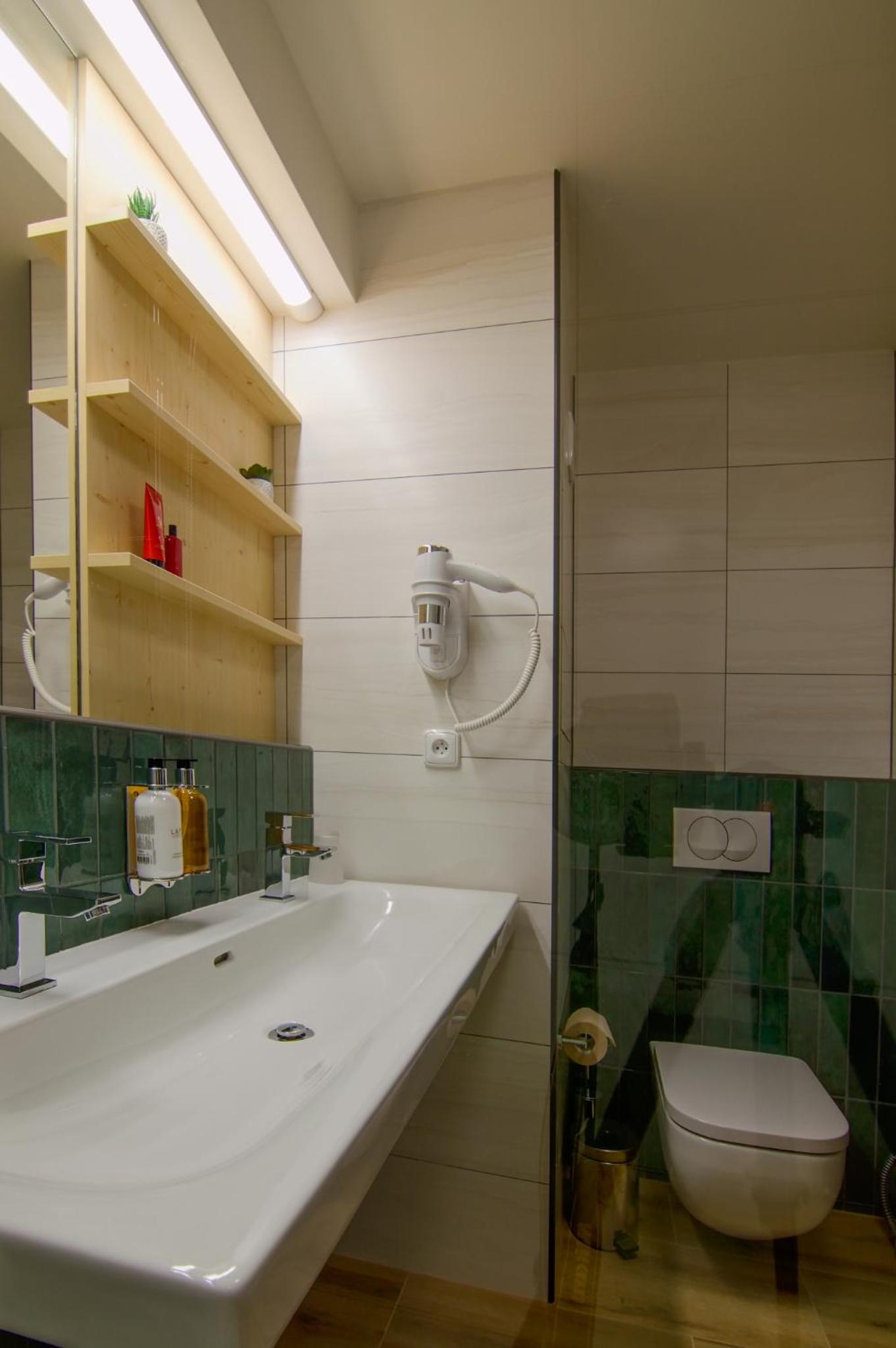Triple Room with Balcony - Photo 9