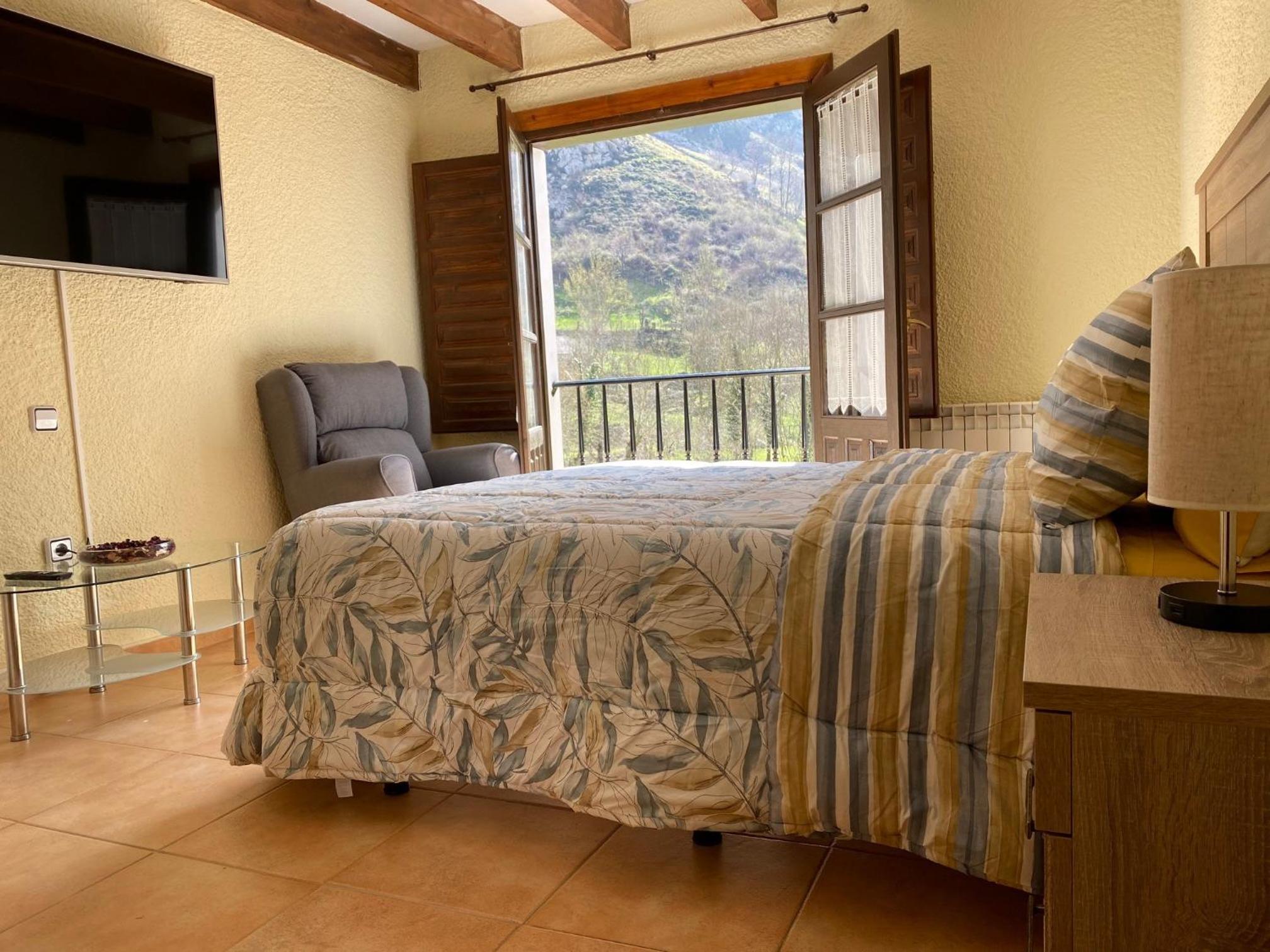 Deluxe King Room - Photo 1