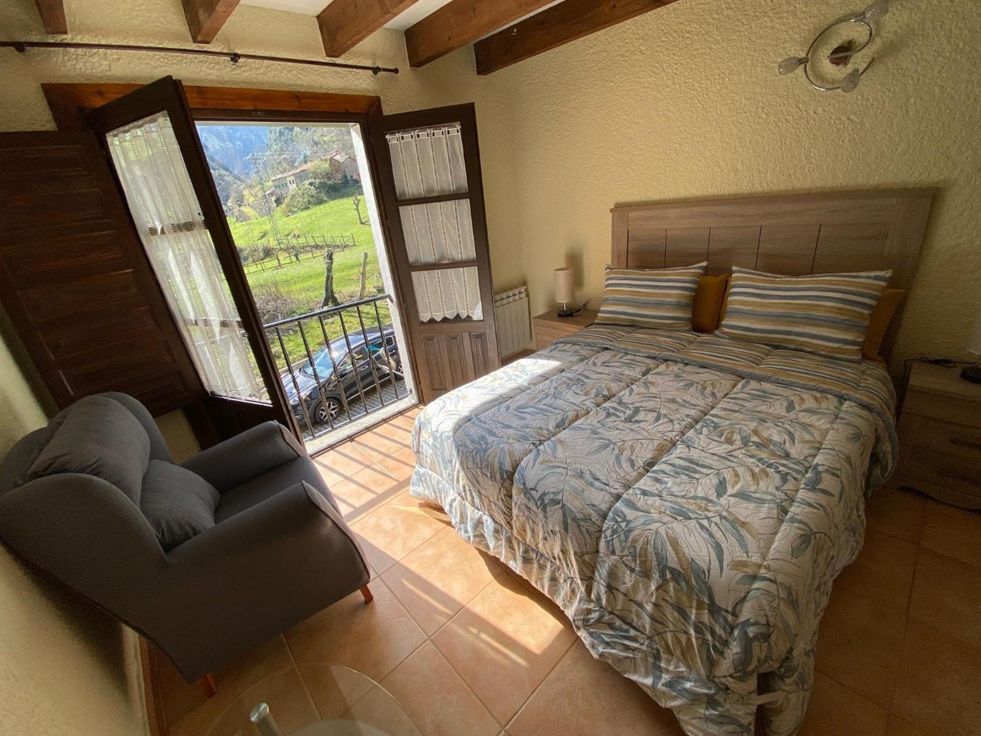 Deluxe King Room - Photo 7