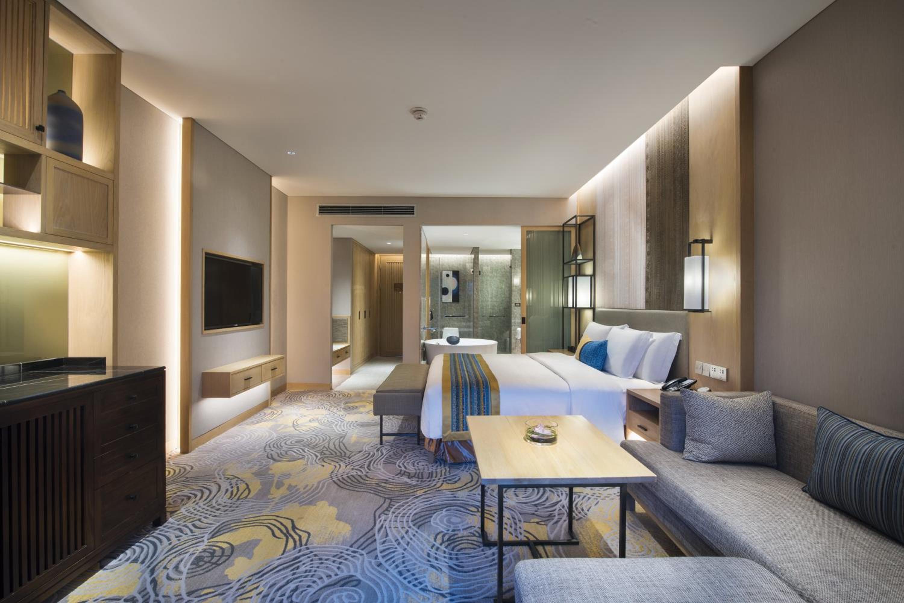 Standard King Room thumbnail 5