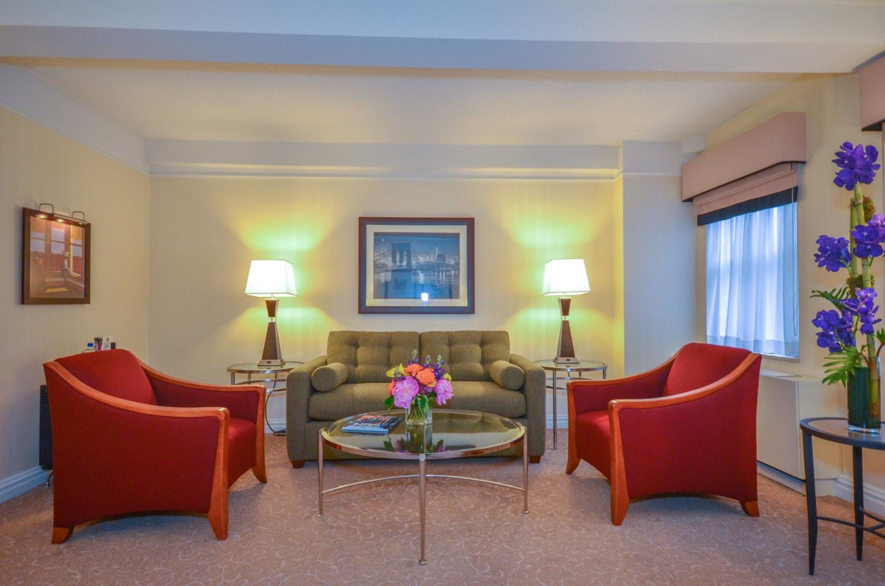 Executive Junior Queen Suite