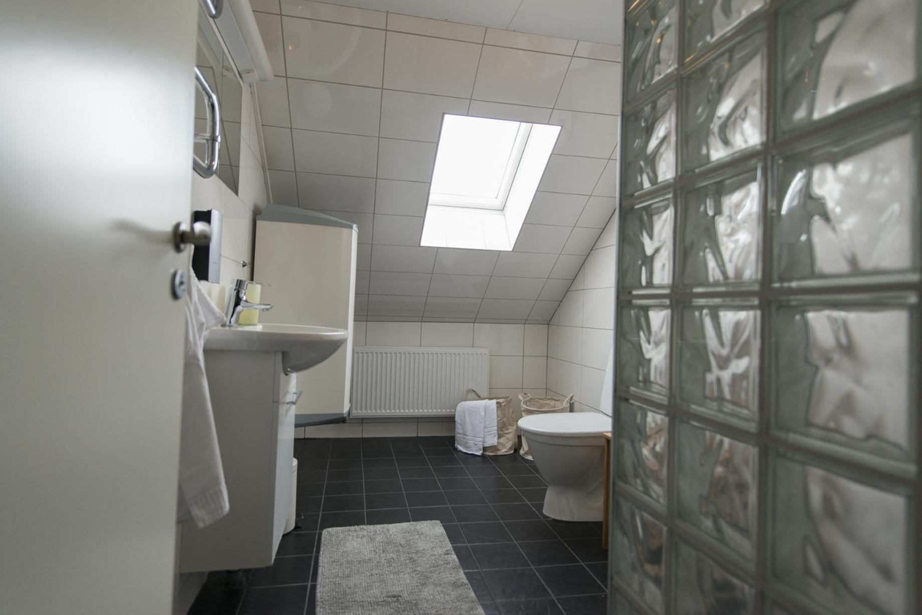 Five-Bedroom House photo 2