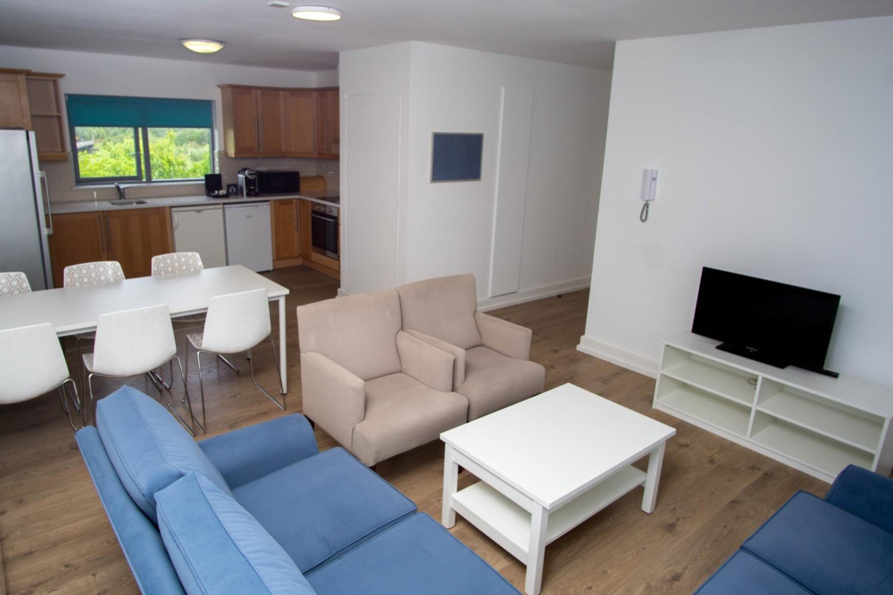 Six-Bedroom Apartment - Photo 12