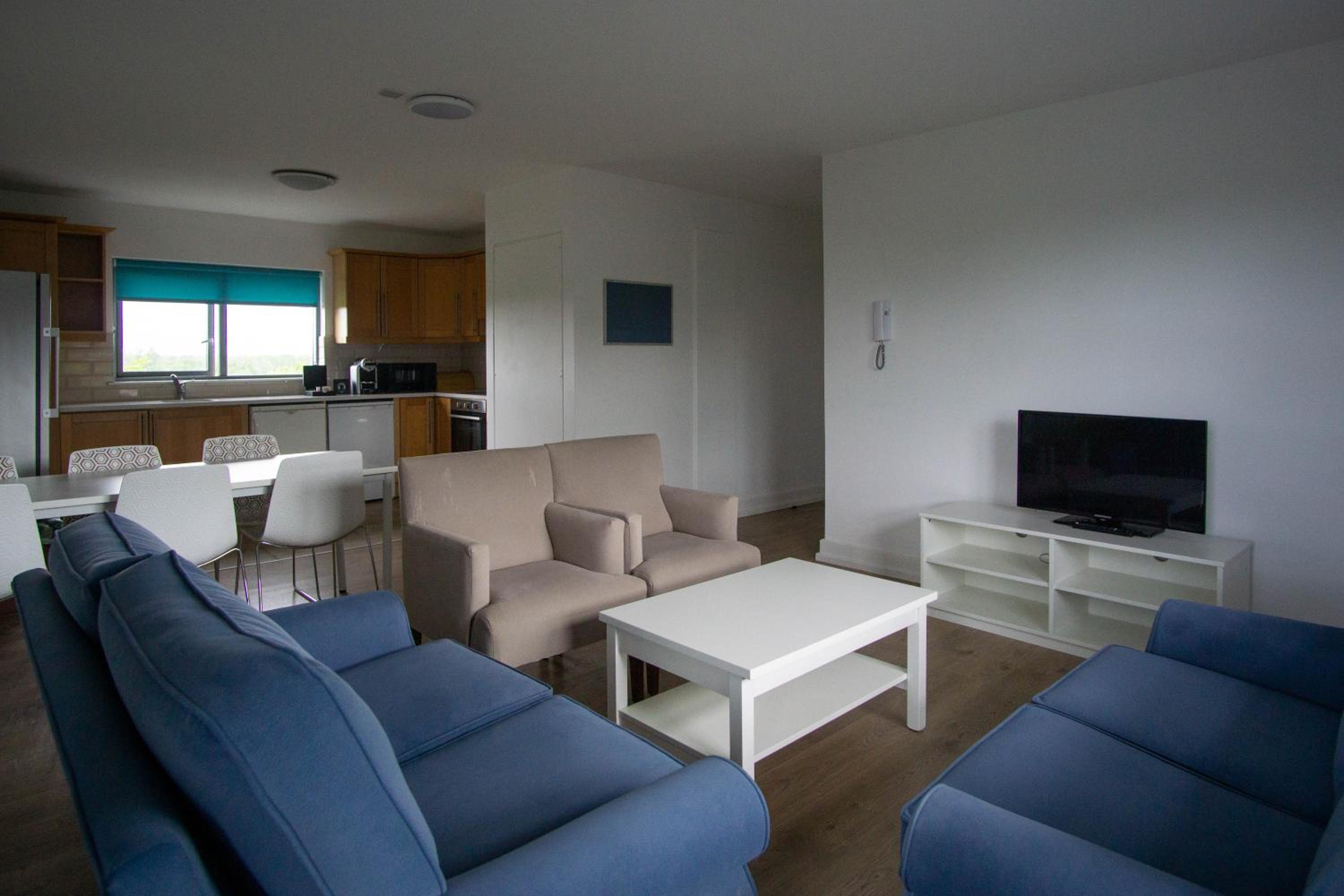 Six-Bedroom Apartment - Photo 5