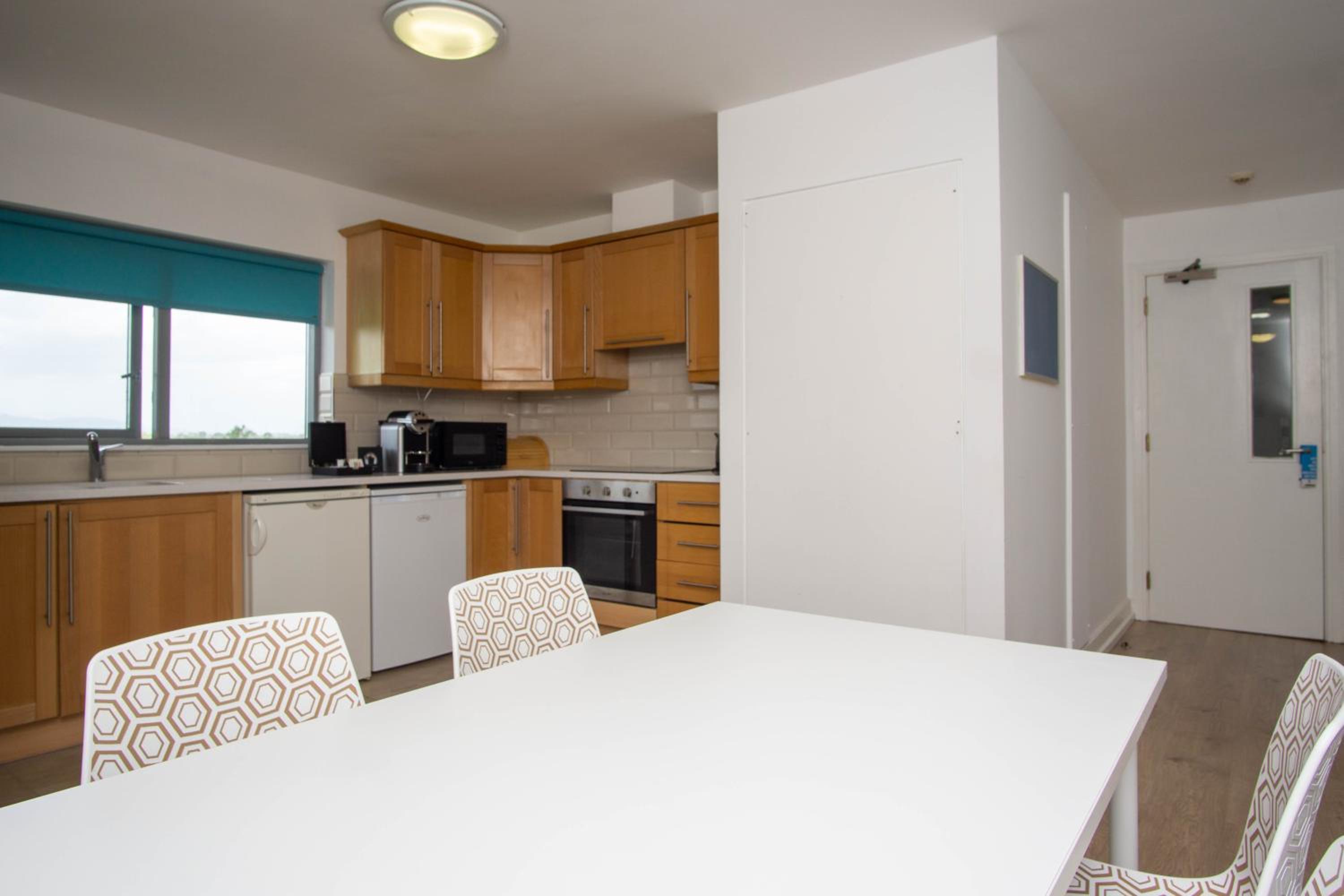 Six-Bedroom Apartment - Photo 8