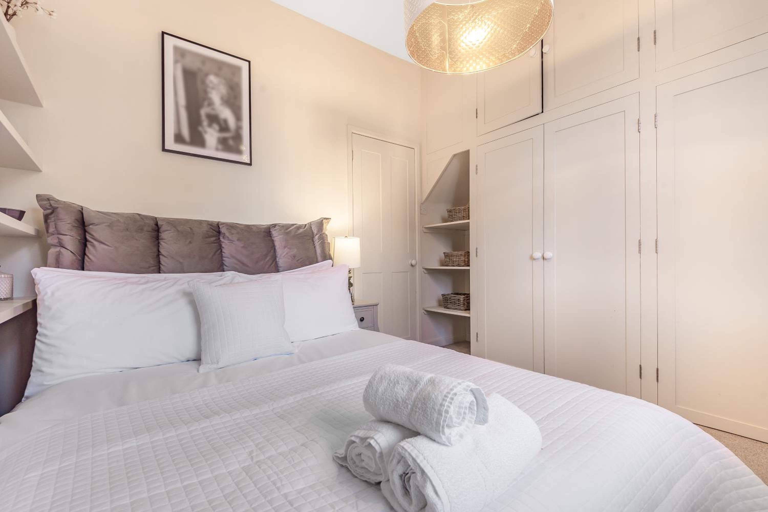Three-Bedroom House - Photo 3