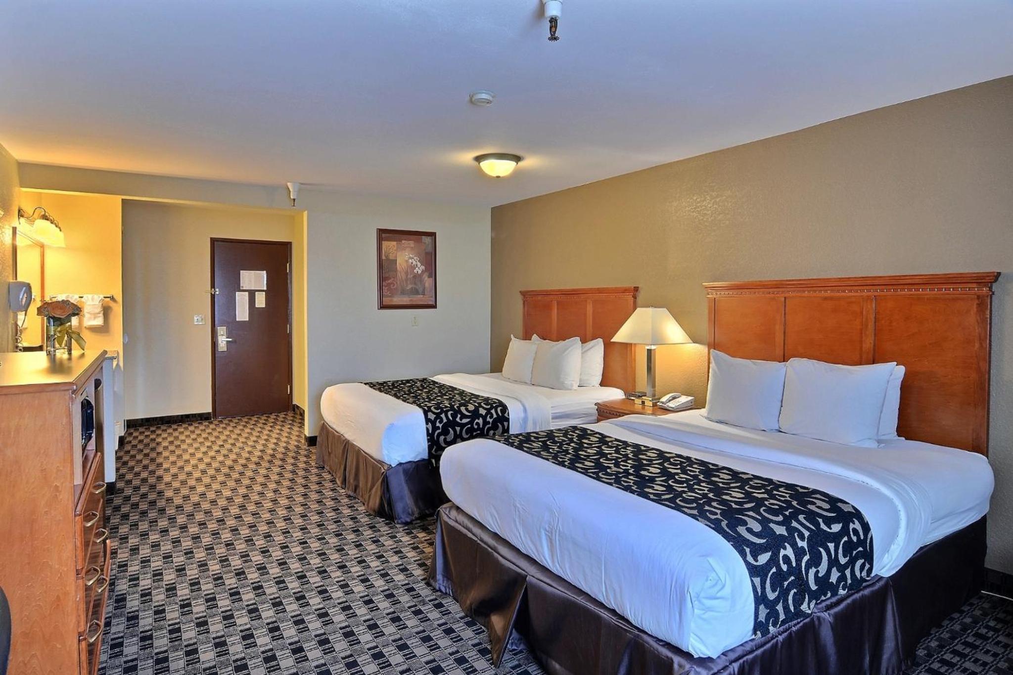 Queen Room with Two Queen Beds - Photo 2