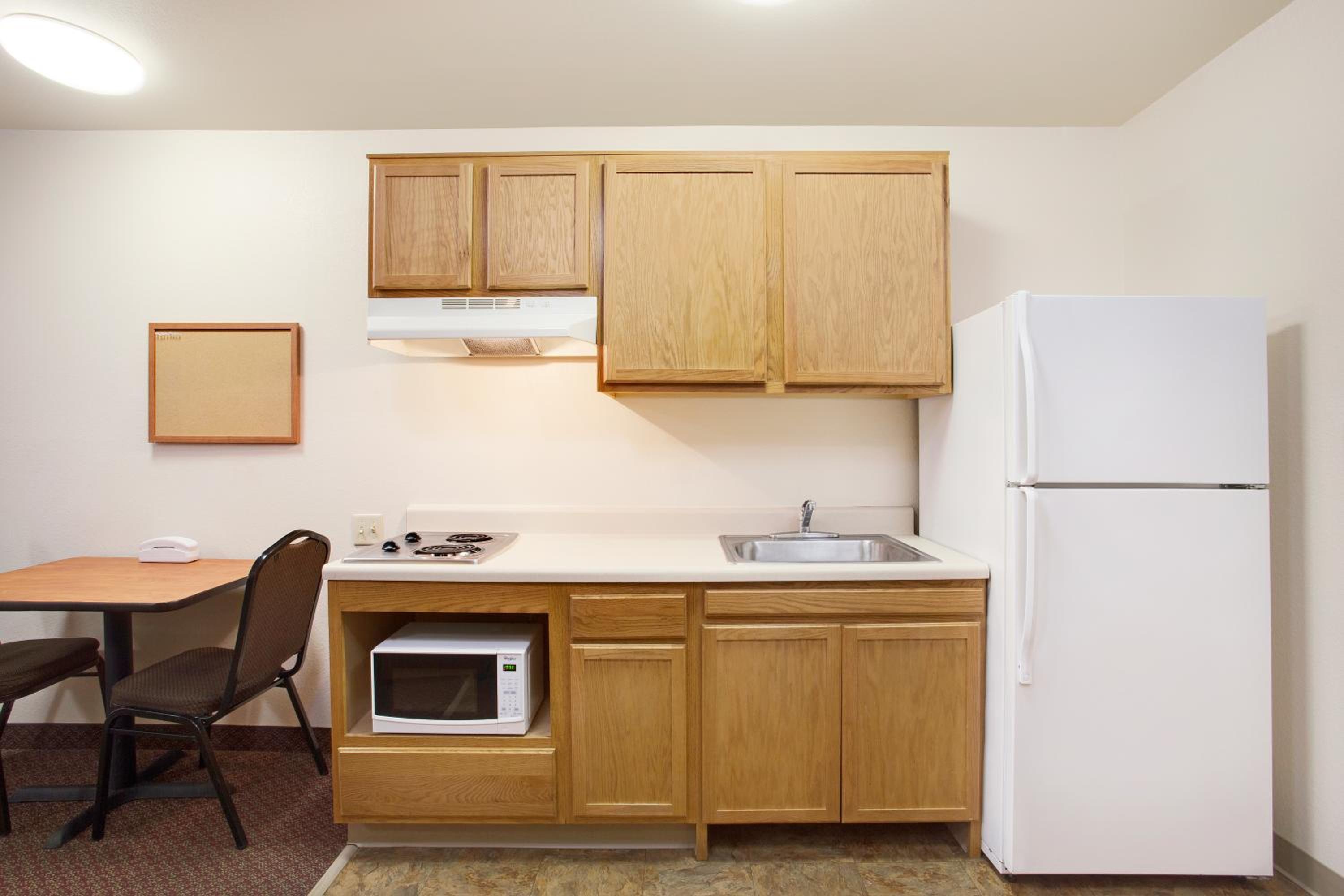 Efficiency Queen Room - Accessible/Non Smoking photo 2
