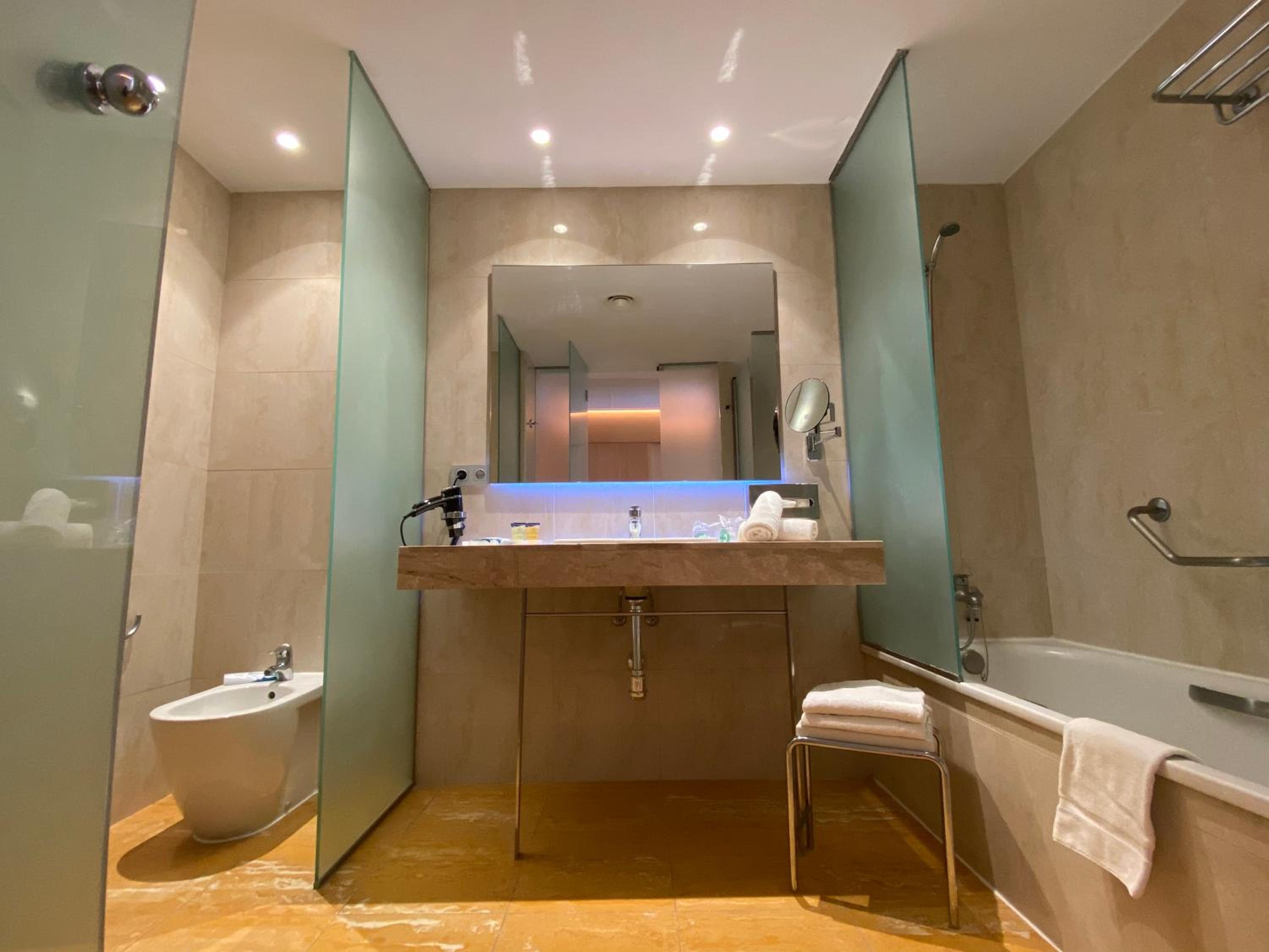Habitación Doble o con Dos Camas y Balcón (3 Adultos)