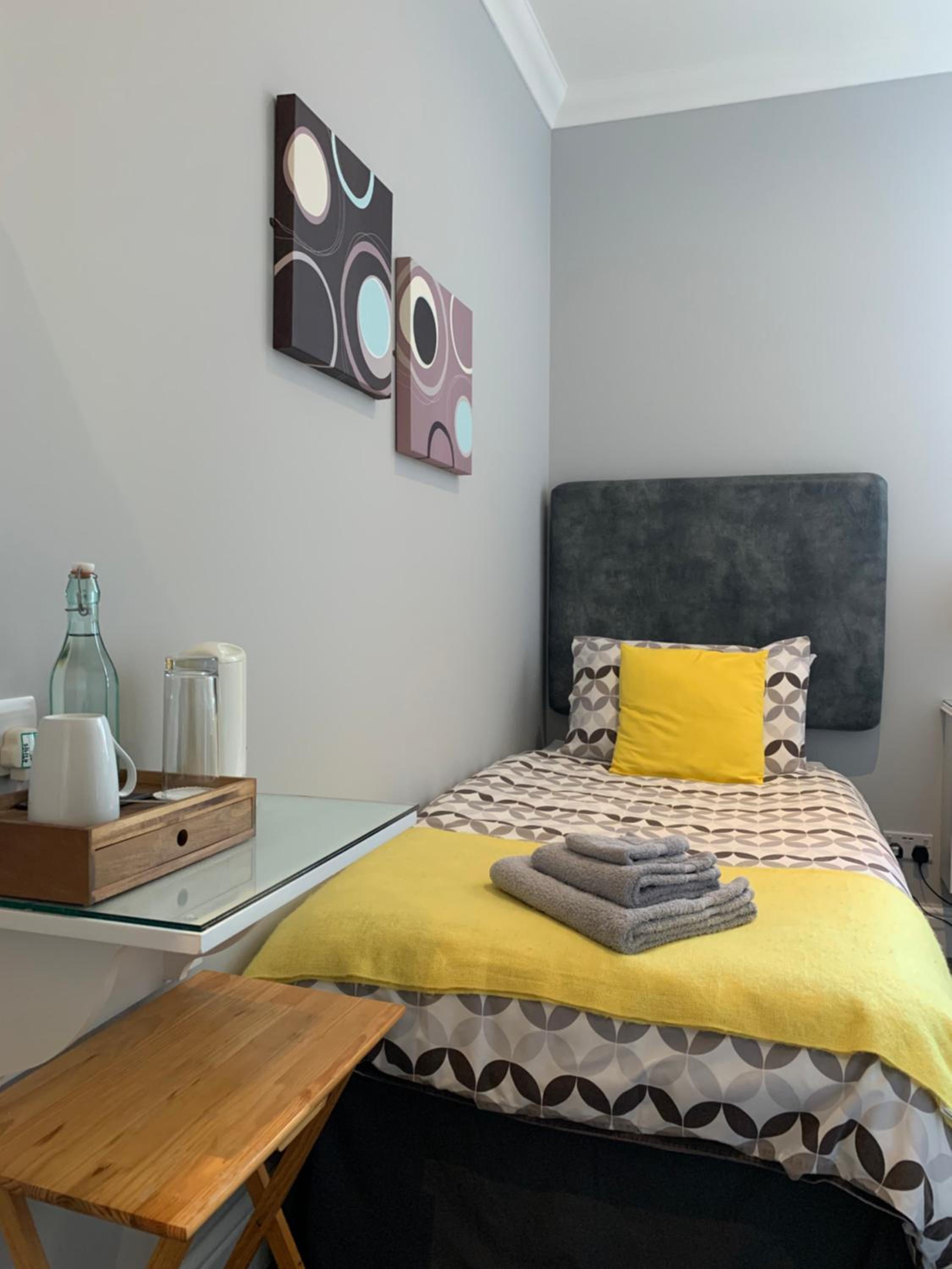 Budget Single Room with Shared Bathroom