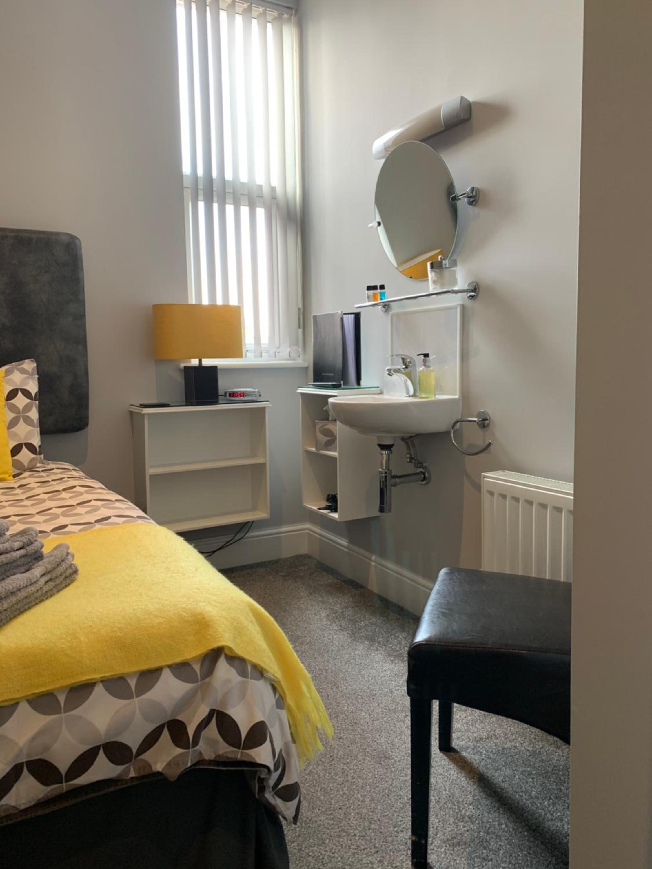 Budget Single Room with Shared Bathroom photo 2