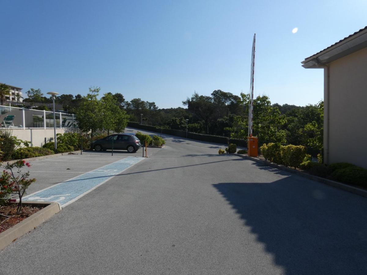 Two-Bedroom Apartment with Airconditioning  - Road Side photo 3