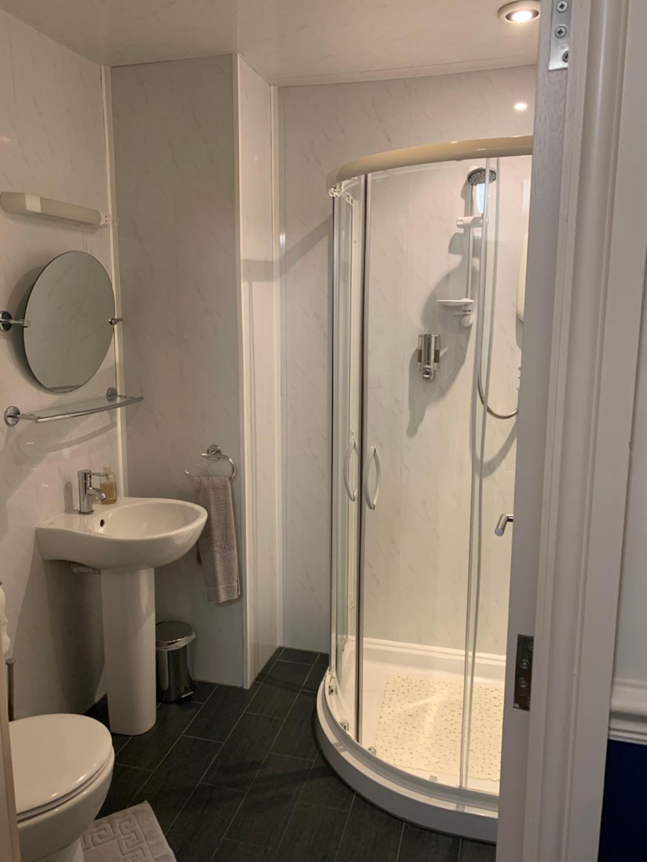 Budget Single Room with Shared Bathroom photo 3