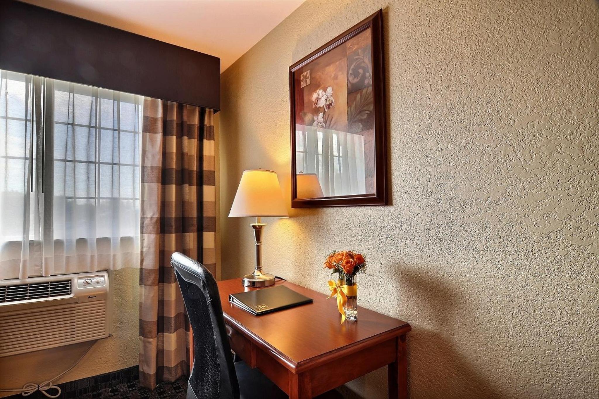 Queen Room with Two Queen Beds - Photo 3