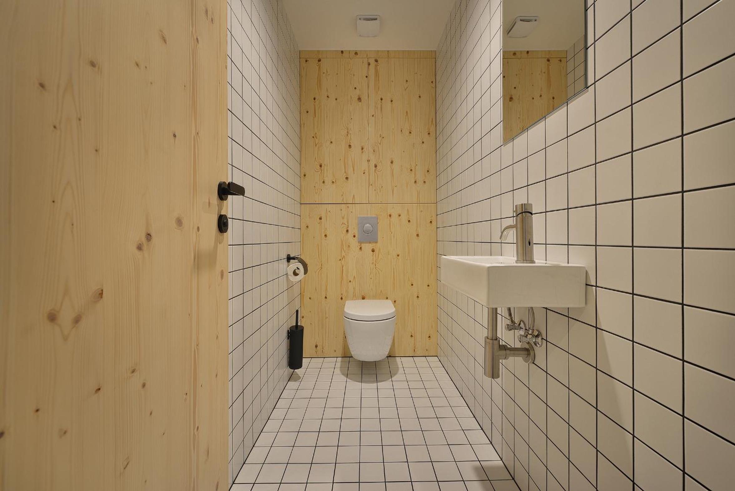 Deluxe Four-Bedroom Maisonette Apartment  - Photo 4