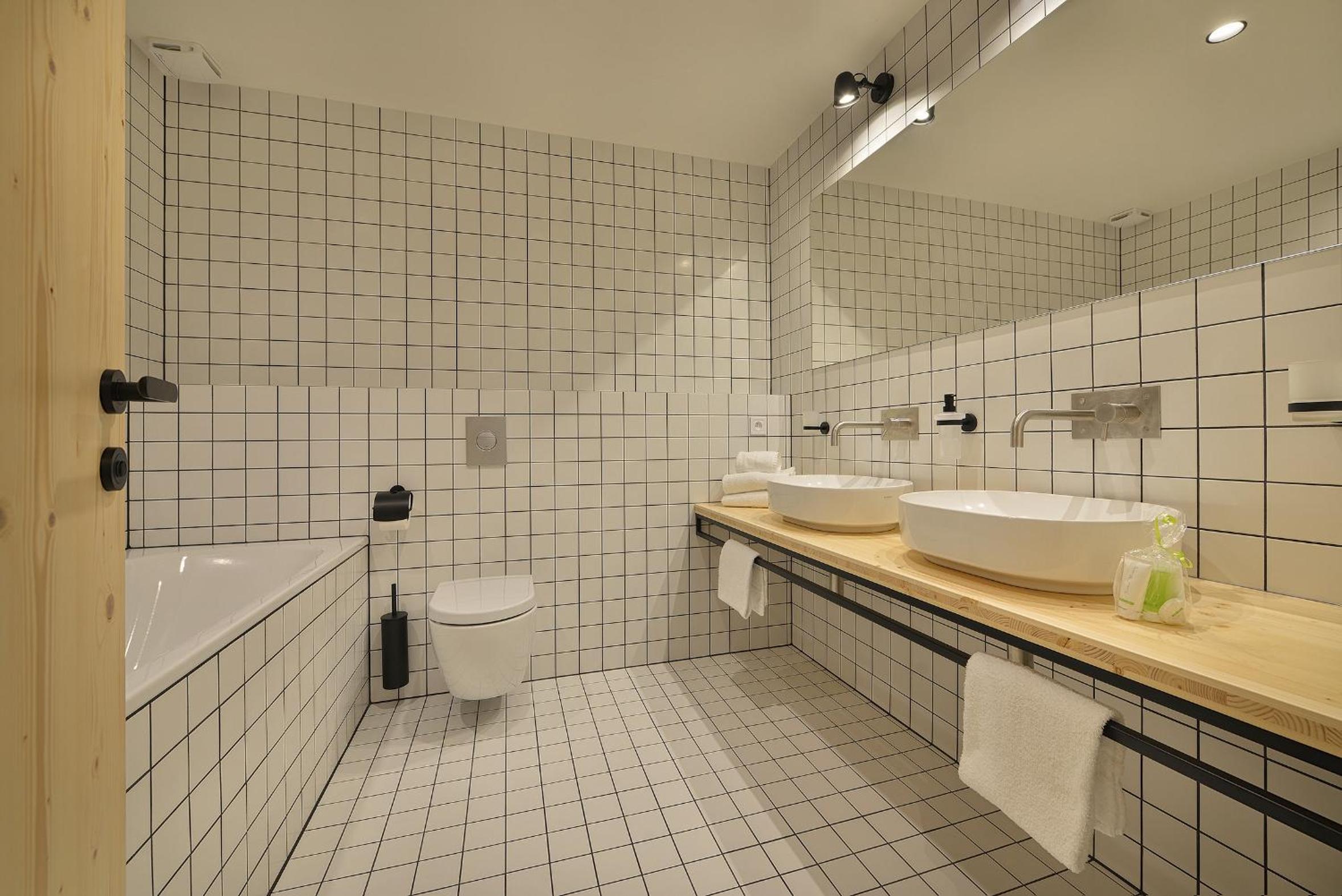 Deluxe Four-Bedroom Maisonette Apartment  - Photo 10