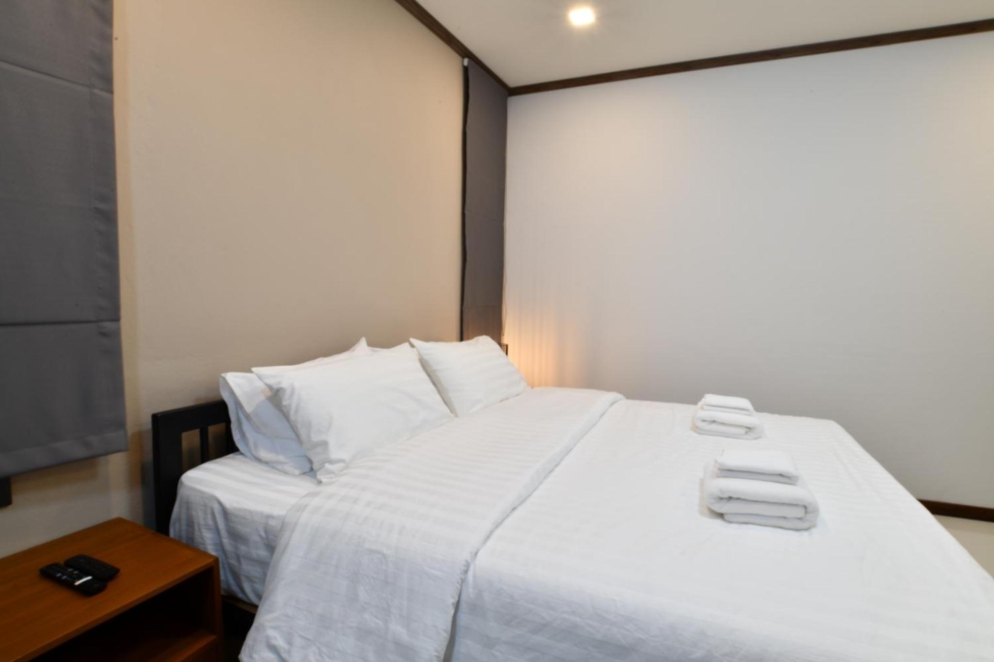 Large Double Room - Photo 6