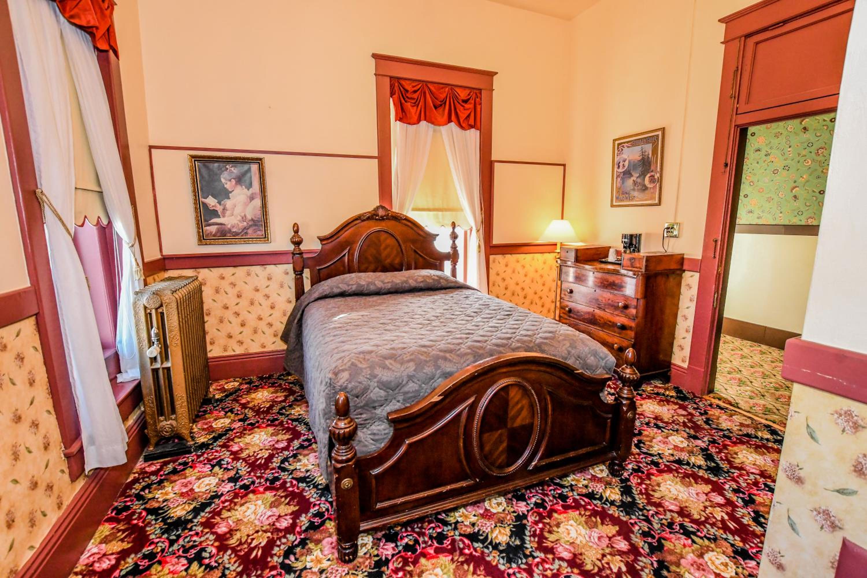 Queen Room photo 2