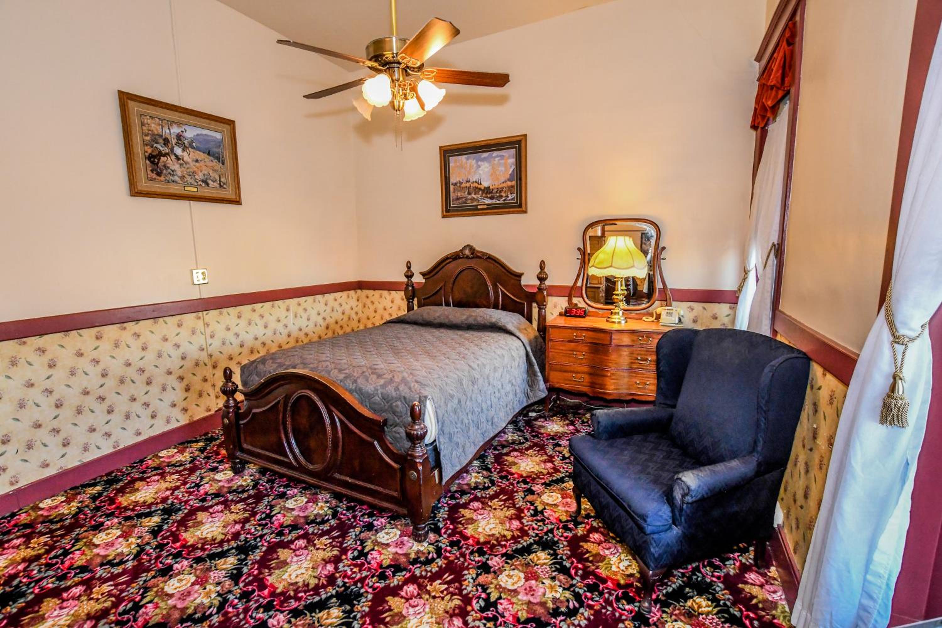 Queen Room photo 1