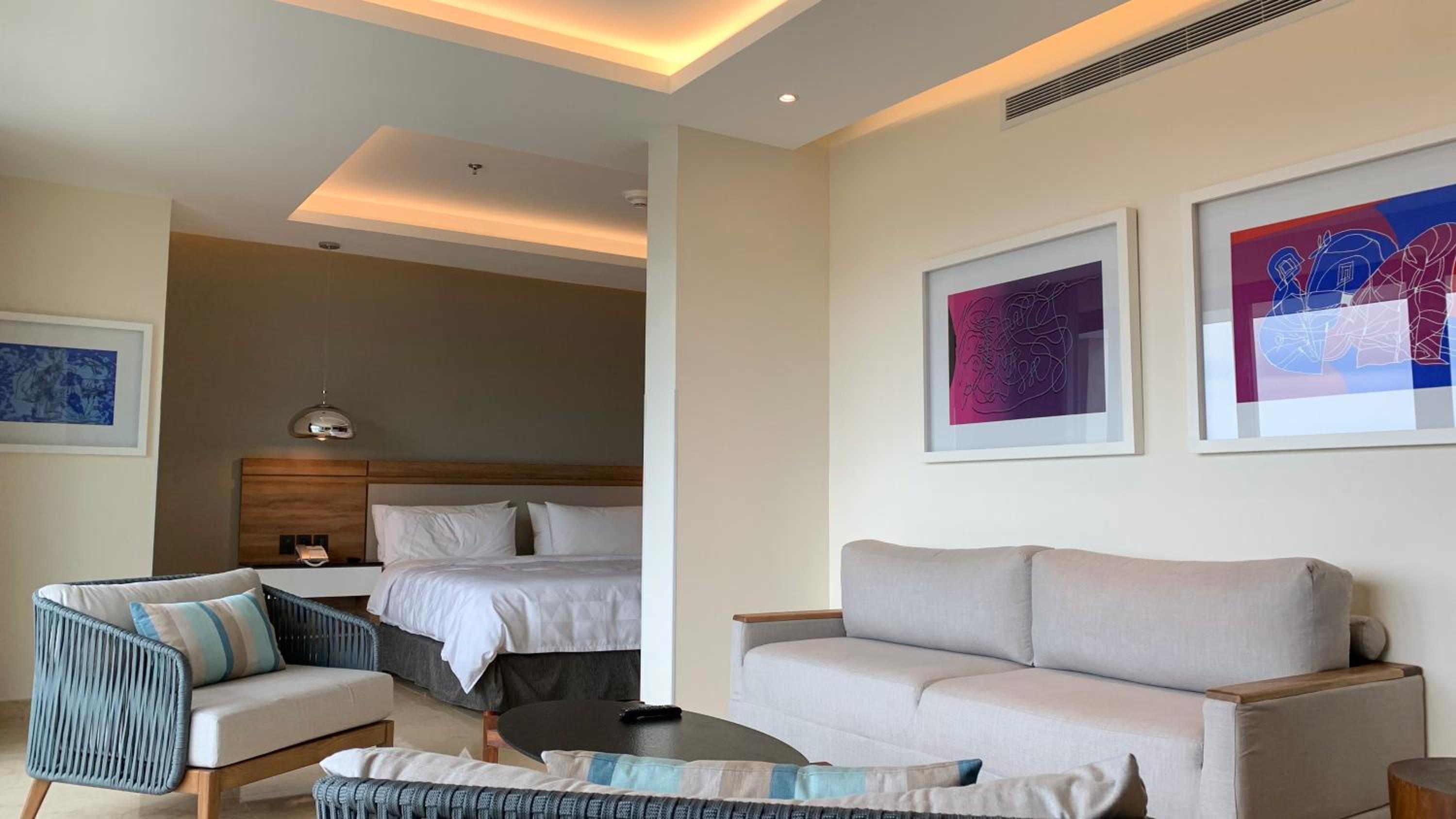King Suite with City View - Photo 7